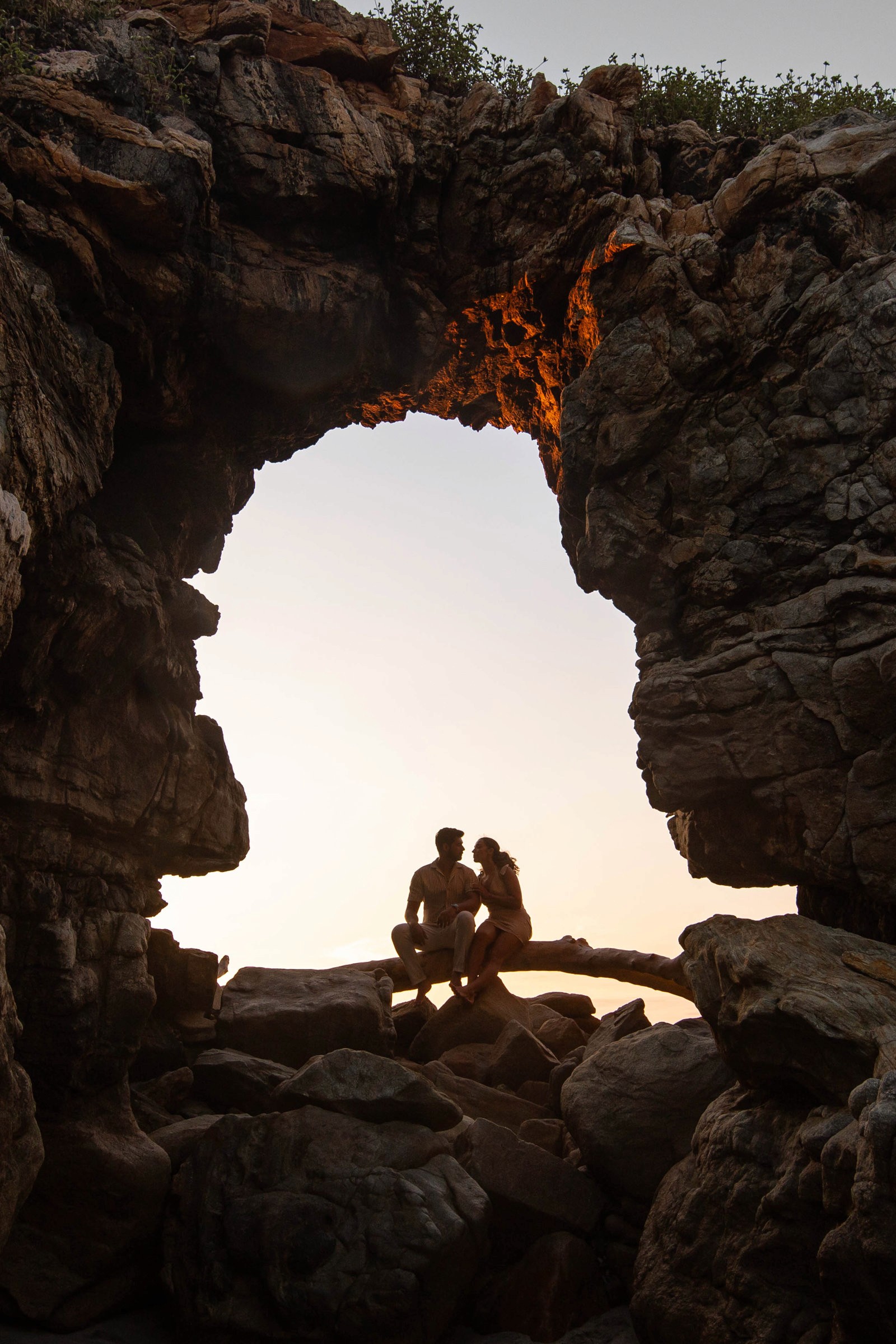 Fotografía de compromiso en escenario natural frente a la playa