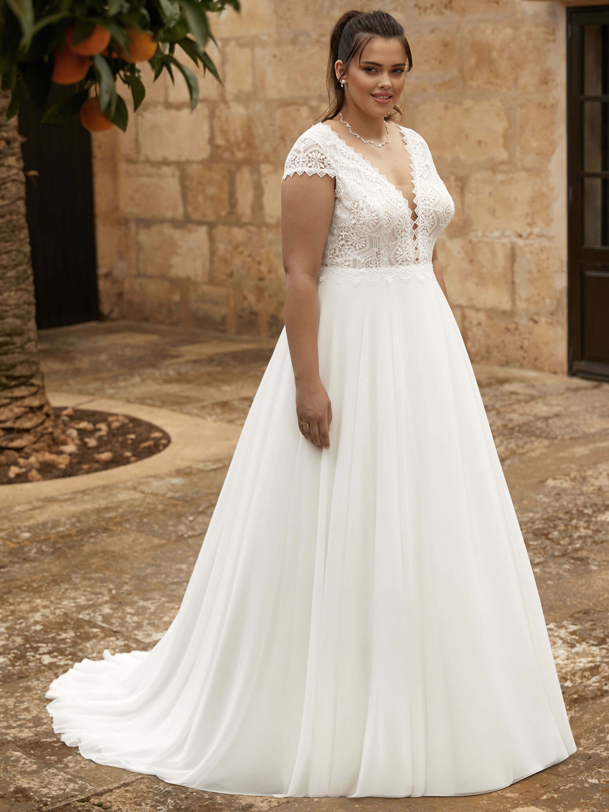 Curvy Brautkleid mit betonter Taille und A-Linien Rock