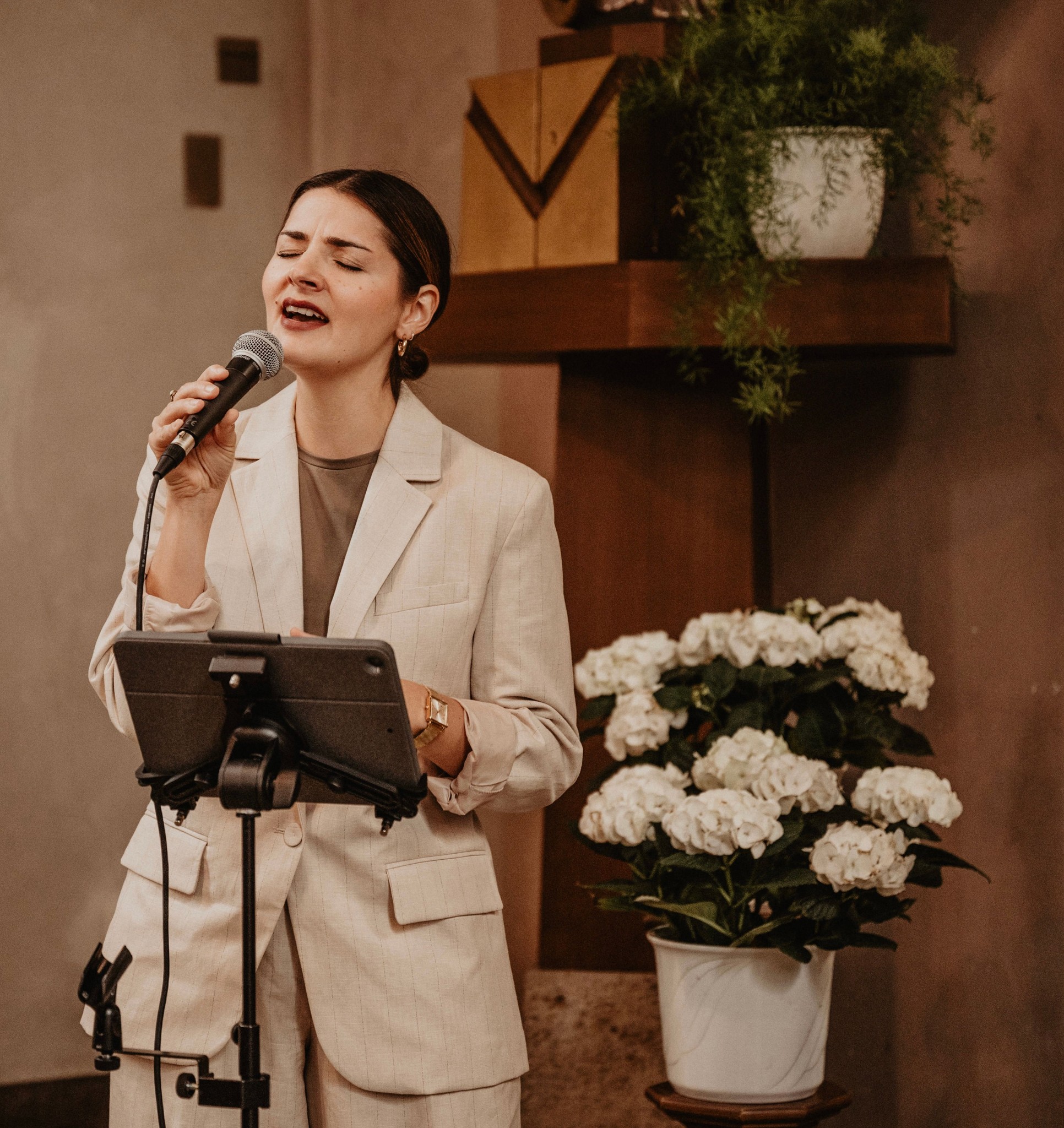 Katharina Stahl bietet gefühlvollen Hochzeitsgesang in Würzburg.