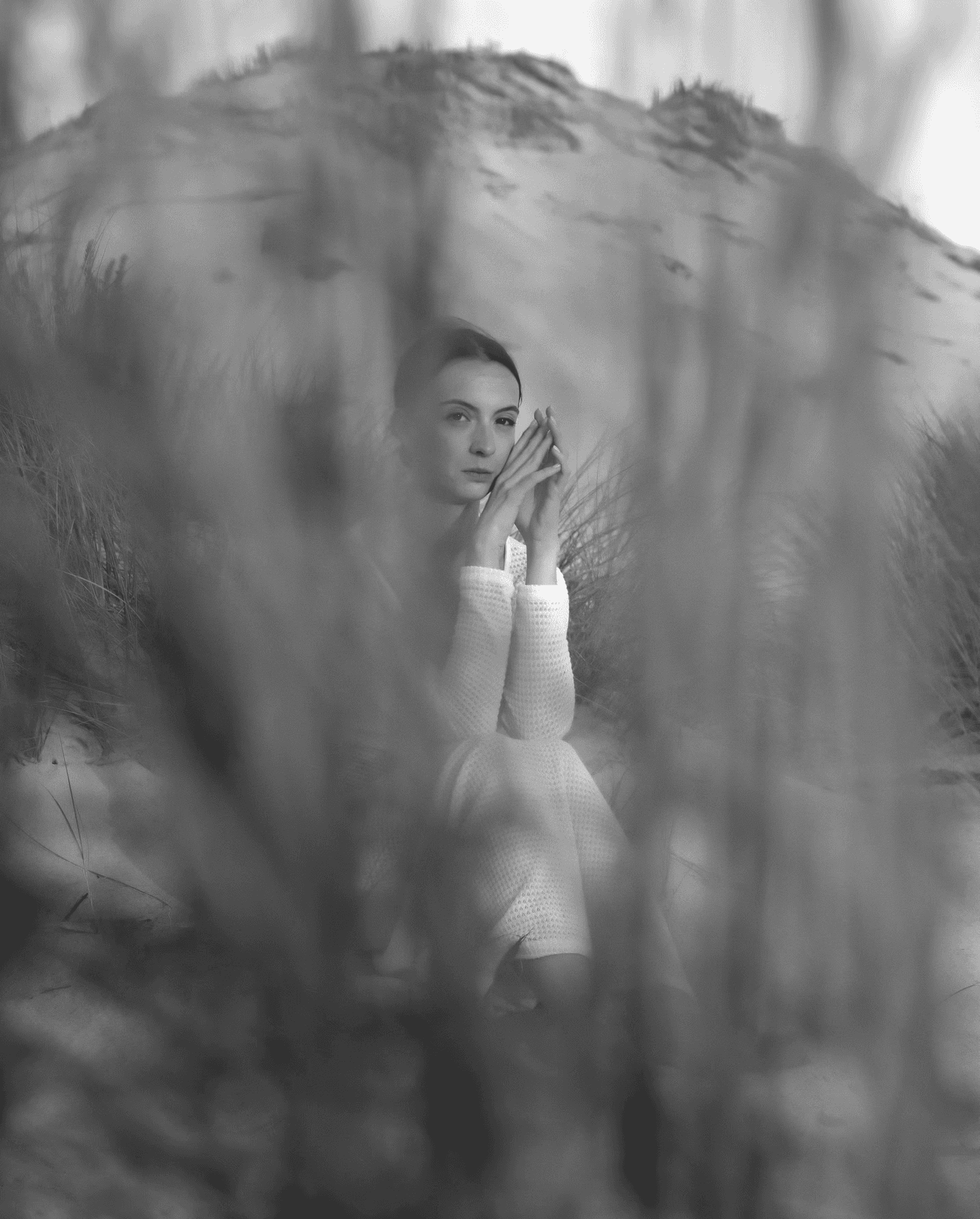 femme pose sur canapé délicat et floral