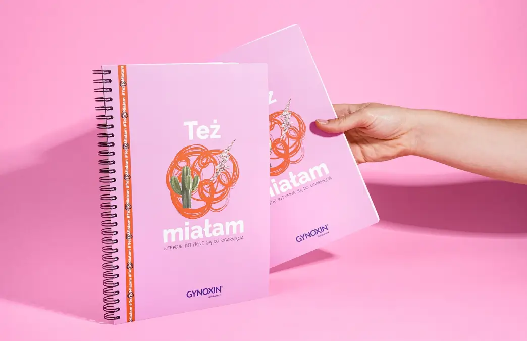 Różowe materiały promocyjne Gynoxin na różowym tle