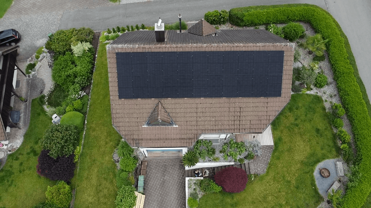 Das Solartech Egger & Landolt-Team in Frauenfeld nach der Montage einer 10 kWh Photovoltaikanlage auf einem Einfamilienhaus.