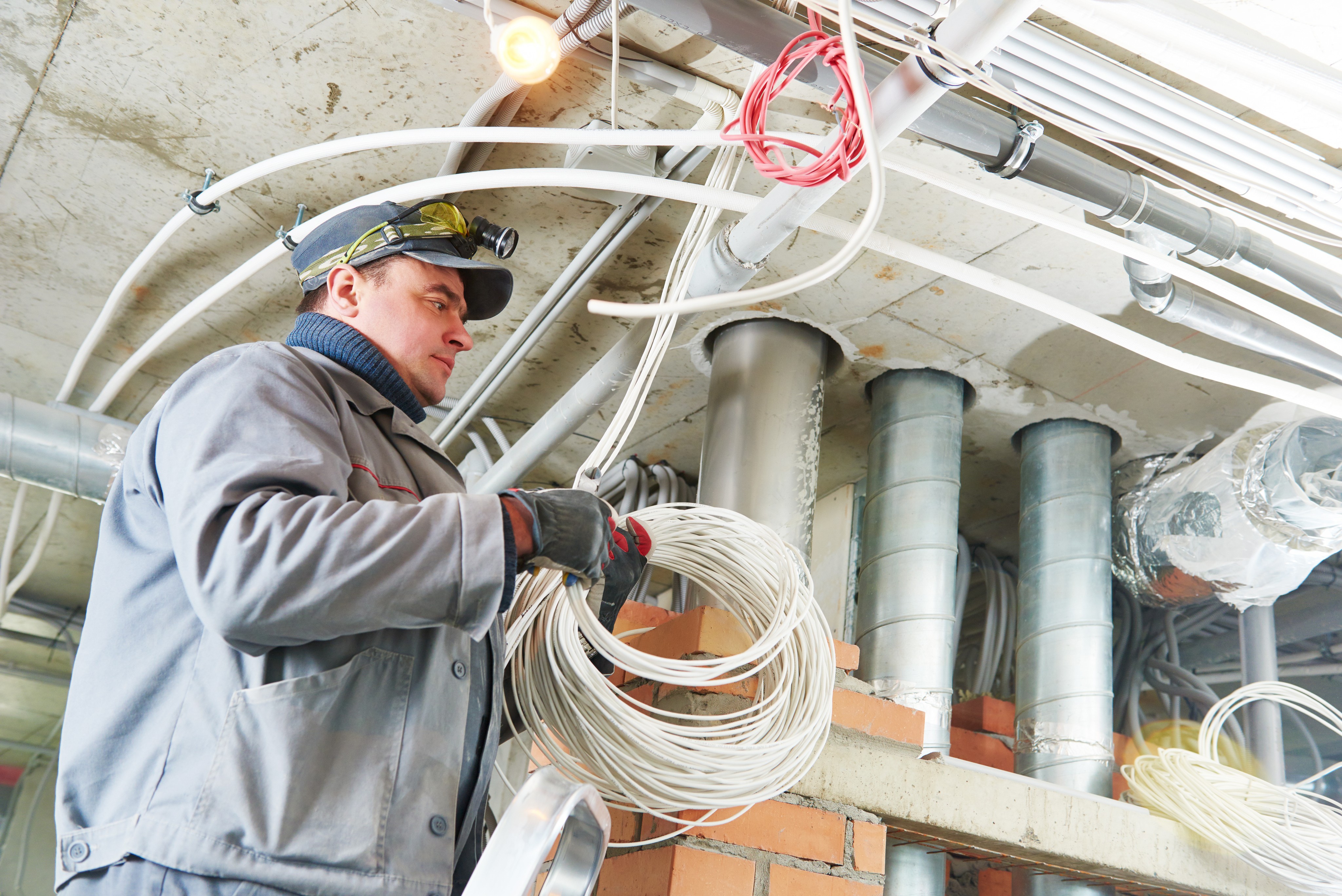 Mann hält Kabel