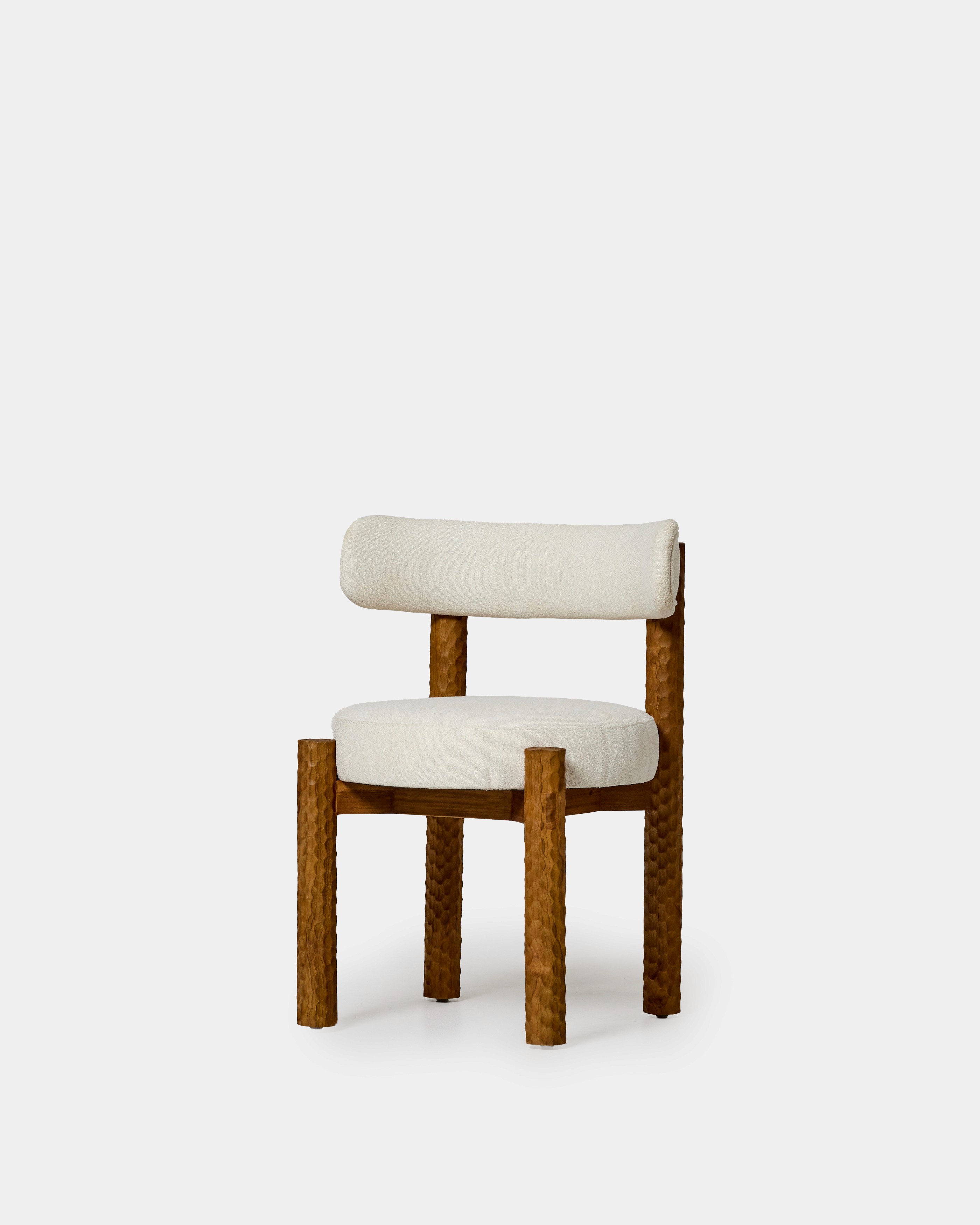 chaise en bois de teck sur fond gris