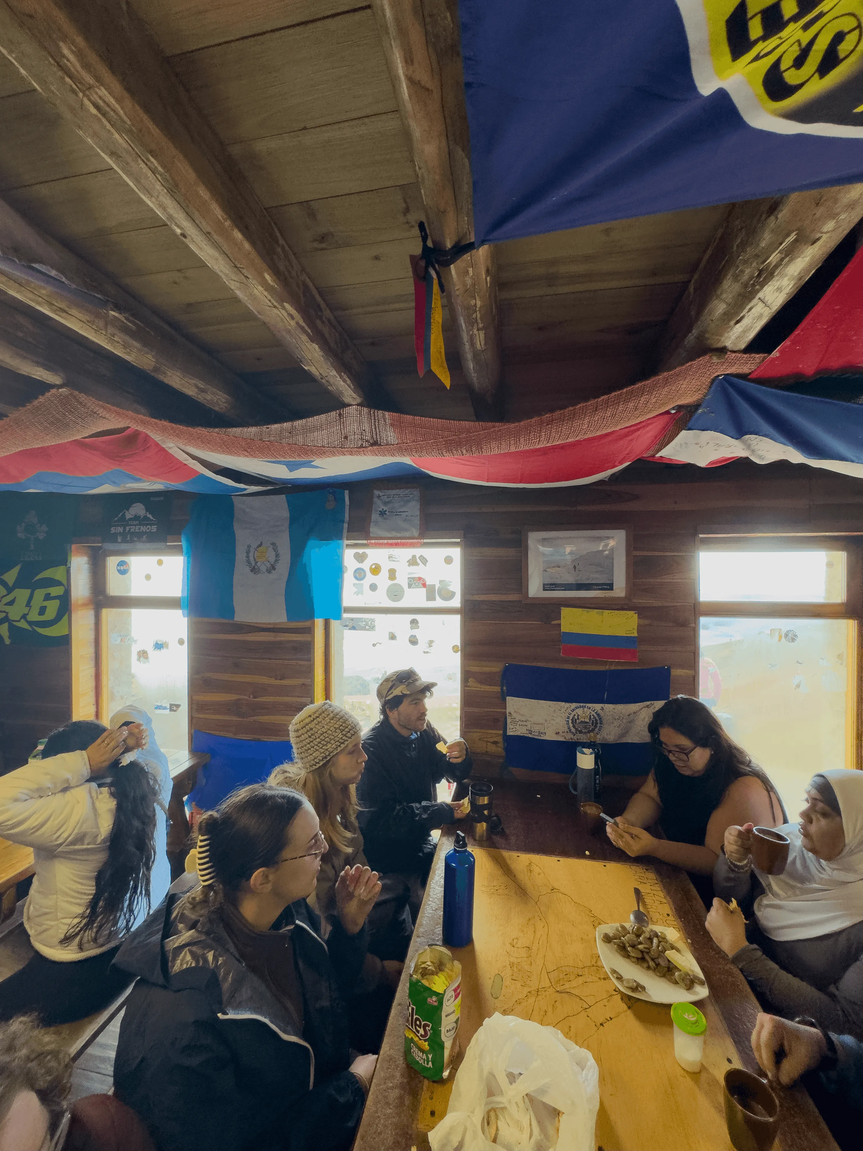 groupe de personnes discutant dans un chalet d'altitude