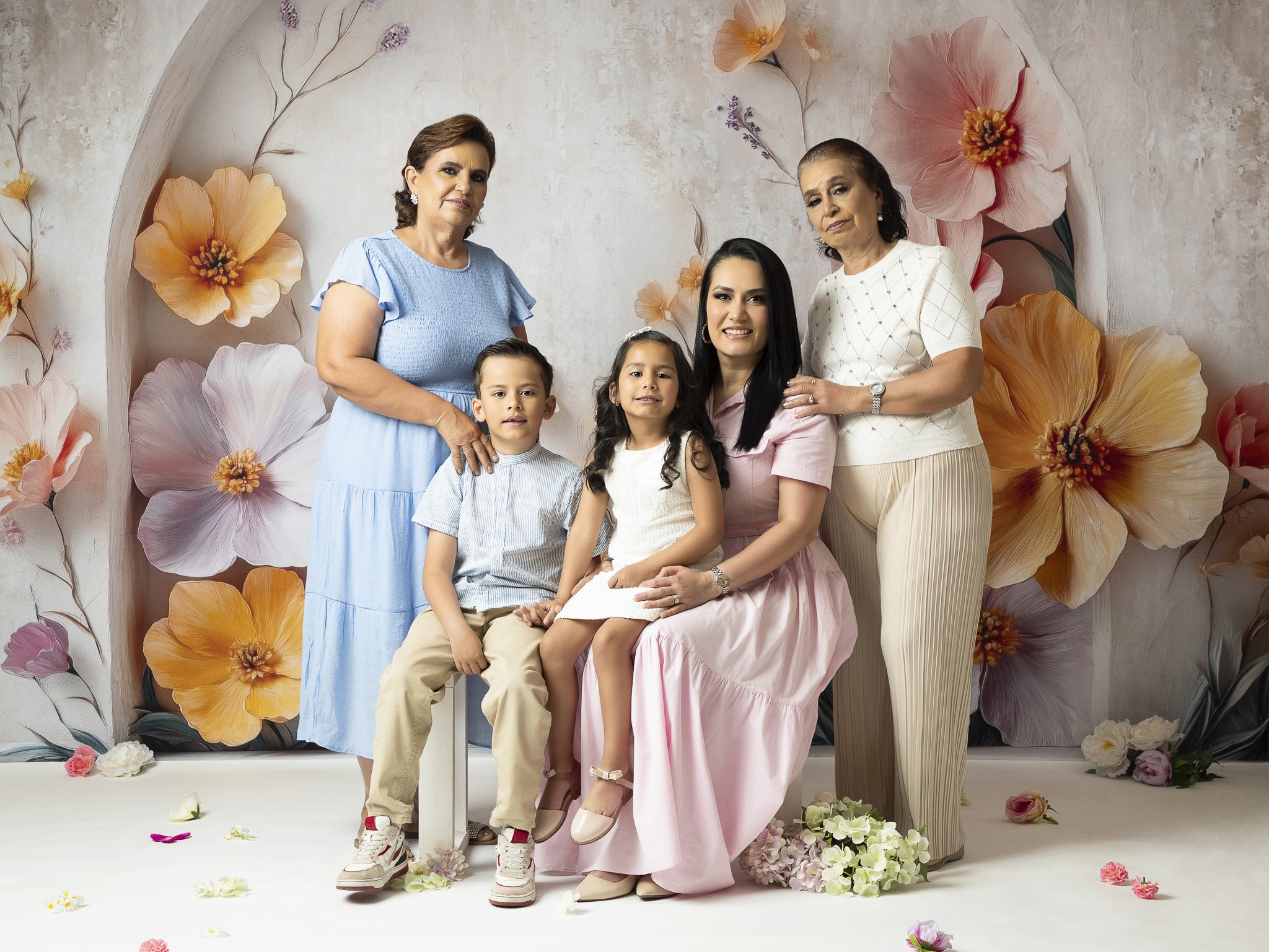abuelos, hijos y nietos abrazándose durante una sesión familiar en estudio