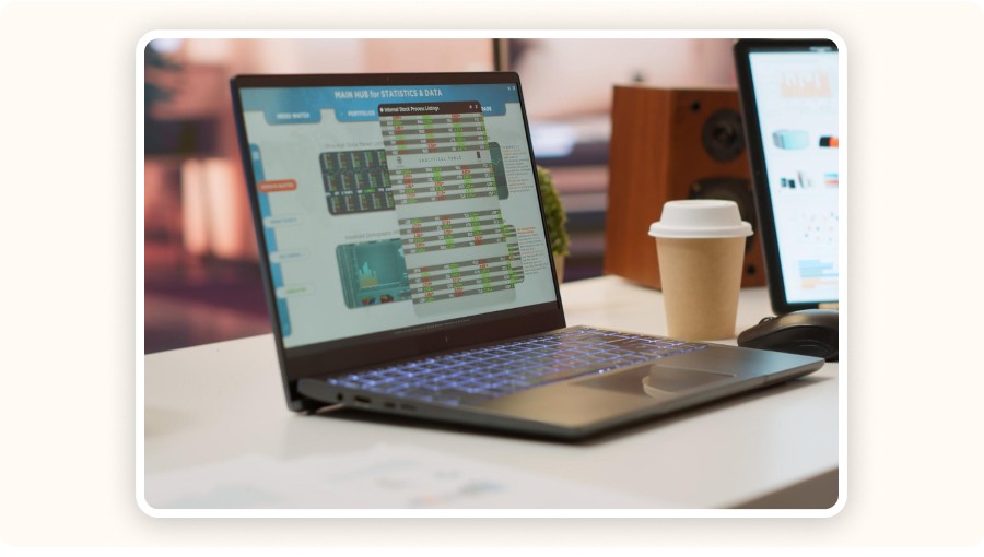 Ordinateur portable affichant tableau données analytiques sur bureau avec café.