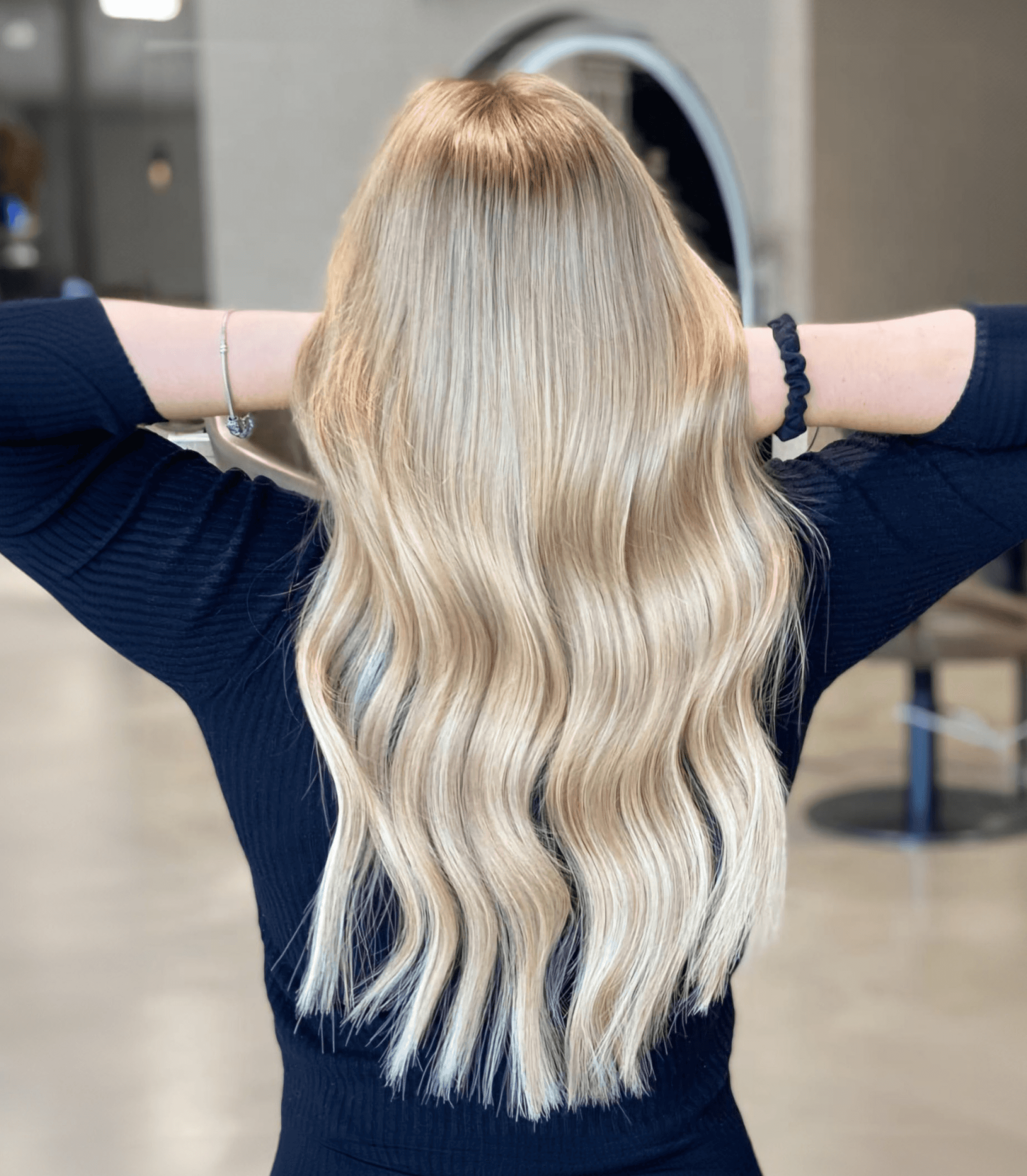 Frauen zeigt ihre neuen Extensions