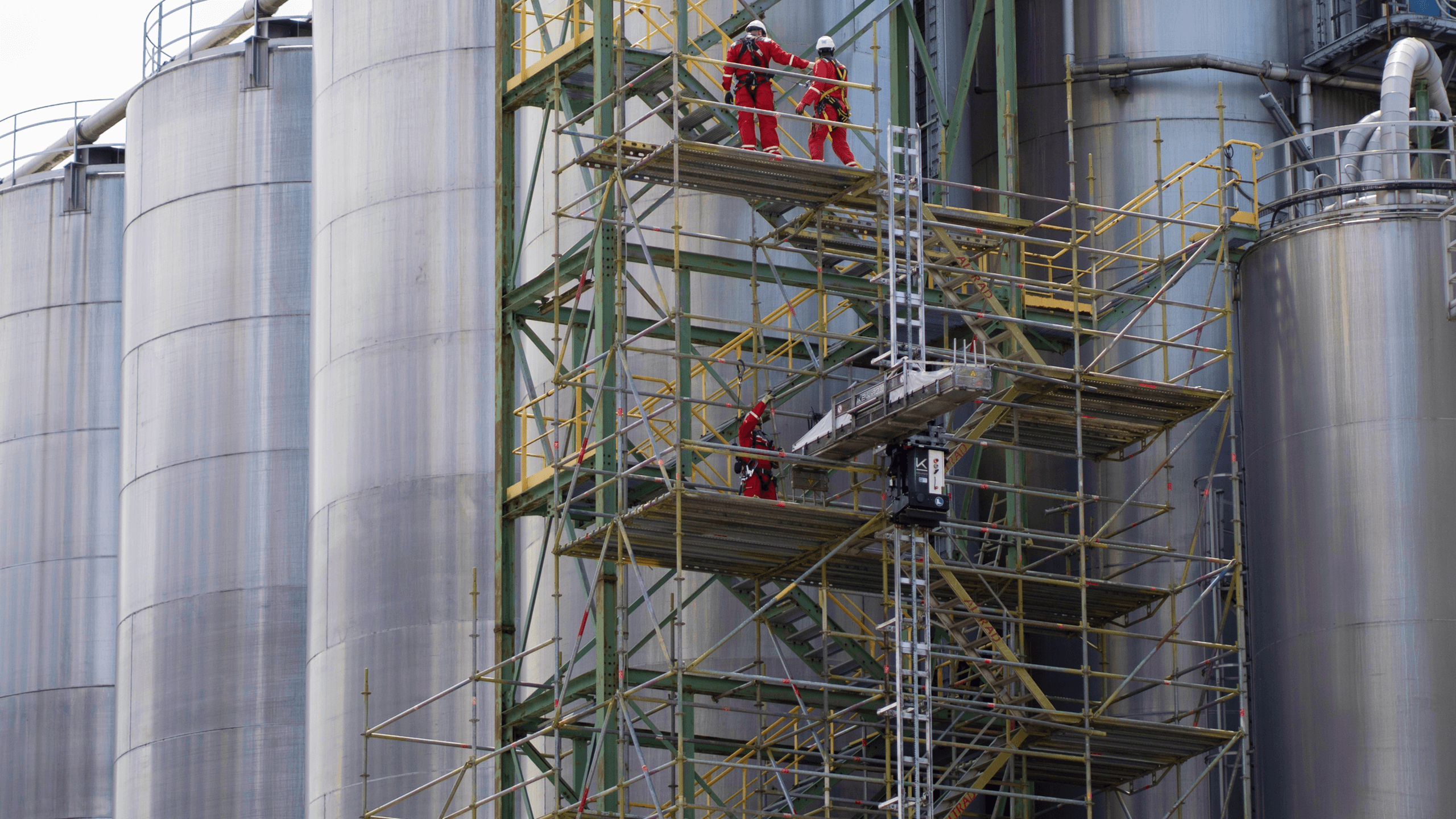 LIFTBOT lifting robot operating at an industrial site as an alternative to crane lifts