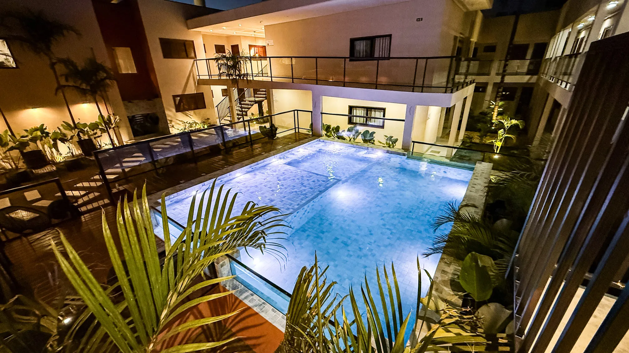Piscina aquecida do Blie Hotéis iluminada à noite.