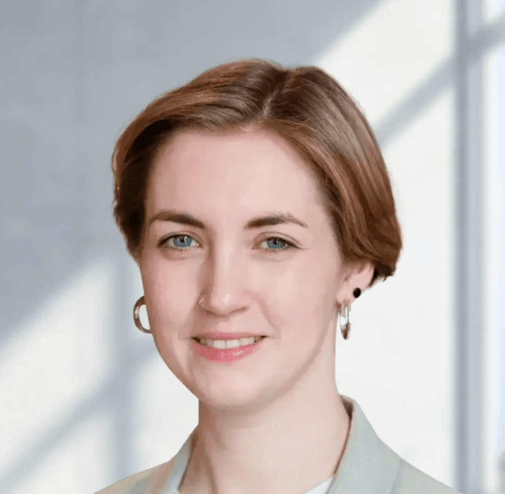 Selina Scherer-Braun, Product Manager & Founder der VisioSEO GmbH, Portrait einer Frau mit kurzen braunen Haaren vor hellem Bürofenster.