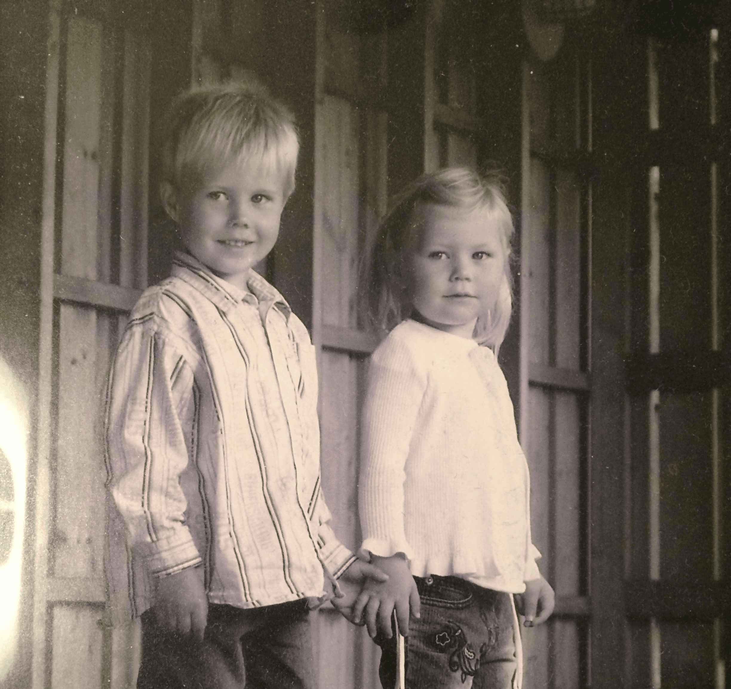 Marcus og Marlene som barn – symbol på tidlig skaperglede og samarbeid