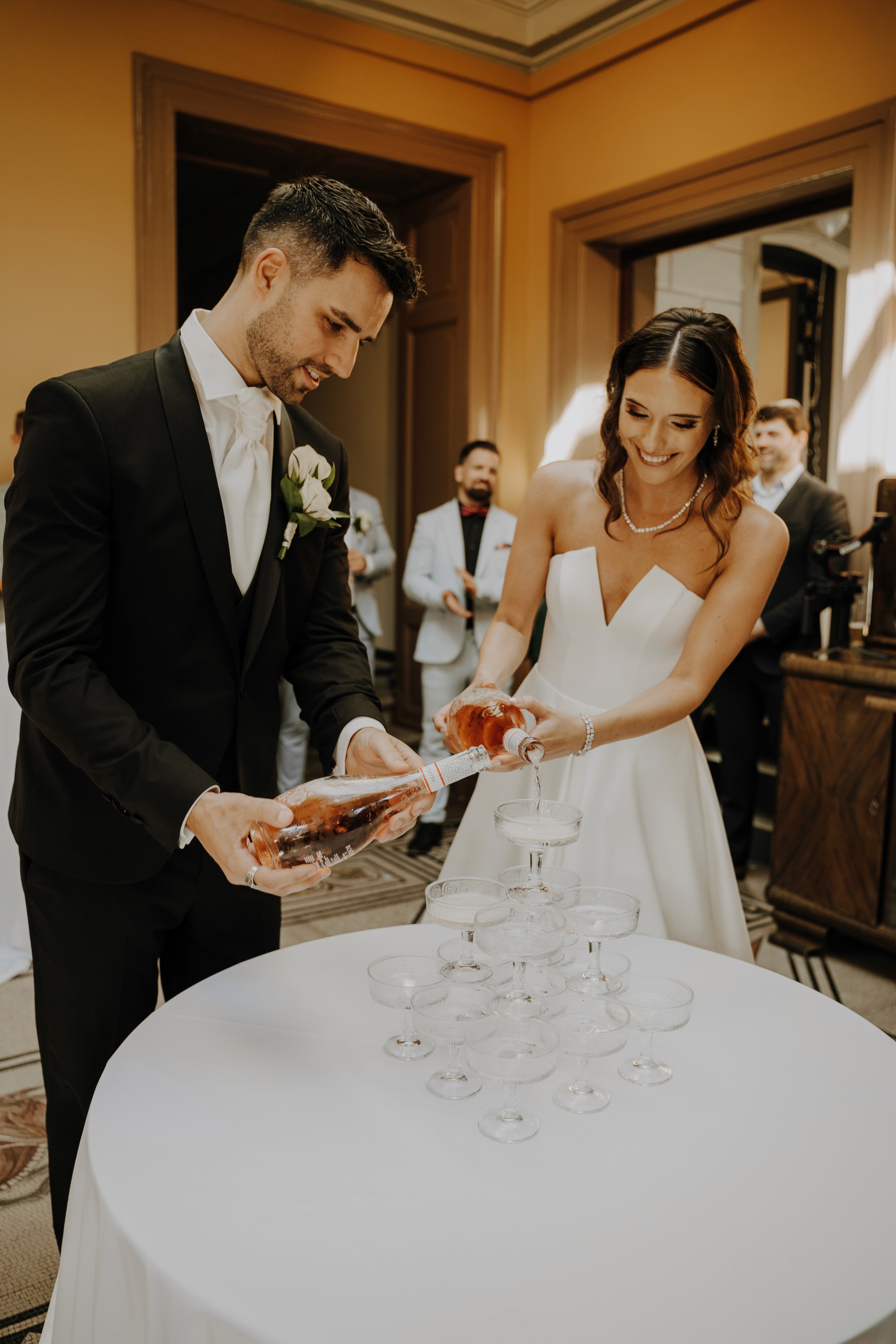 9. Braut und Bräutigam schneiden Hochzeitstorte an – Hochzeitsfeier und Reportagefotografie