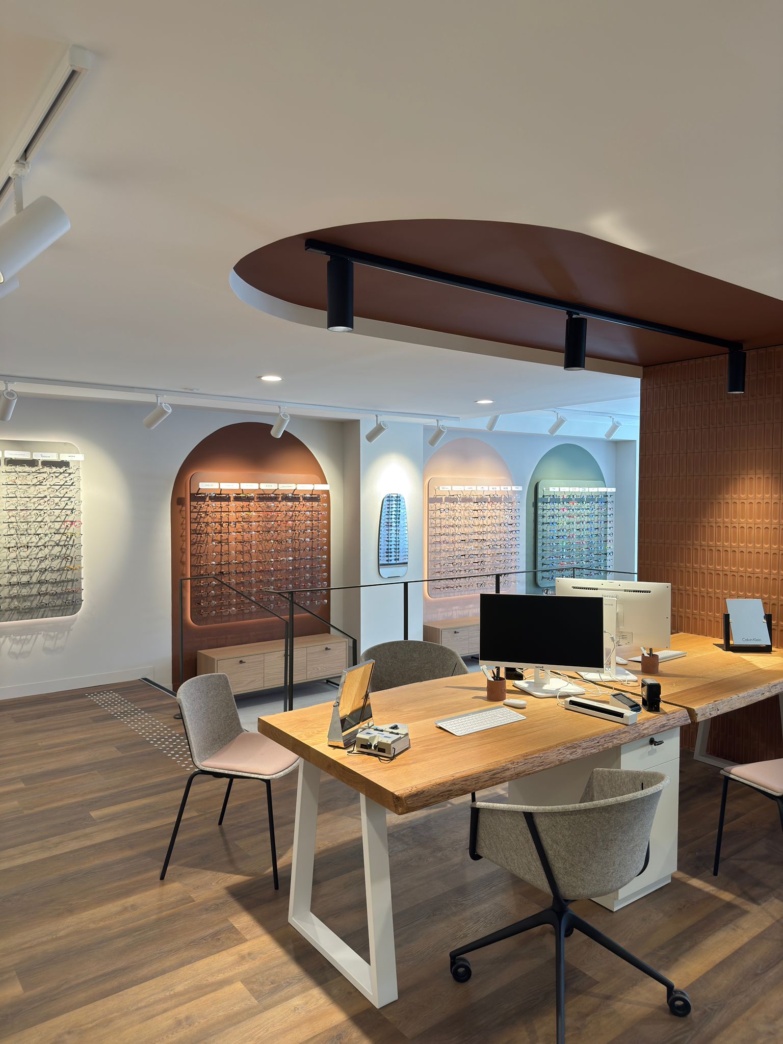 Intérieur de la boutique d'optique La Lunetterie Paimpolaise à Paimpol