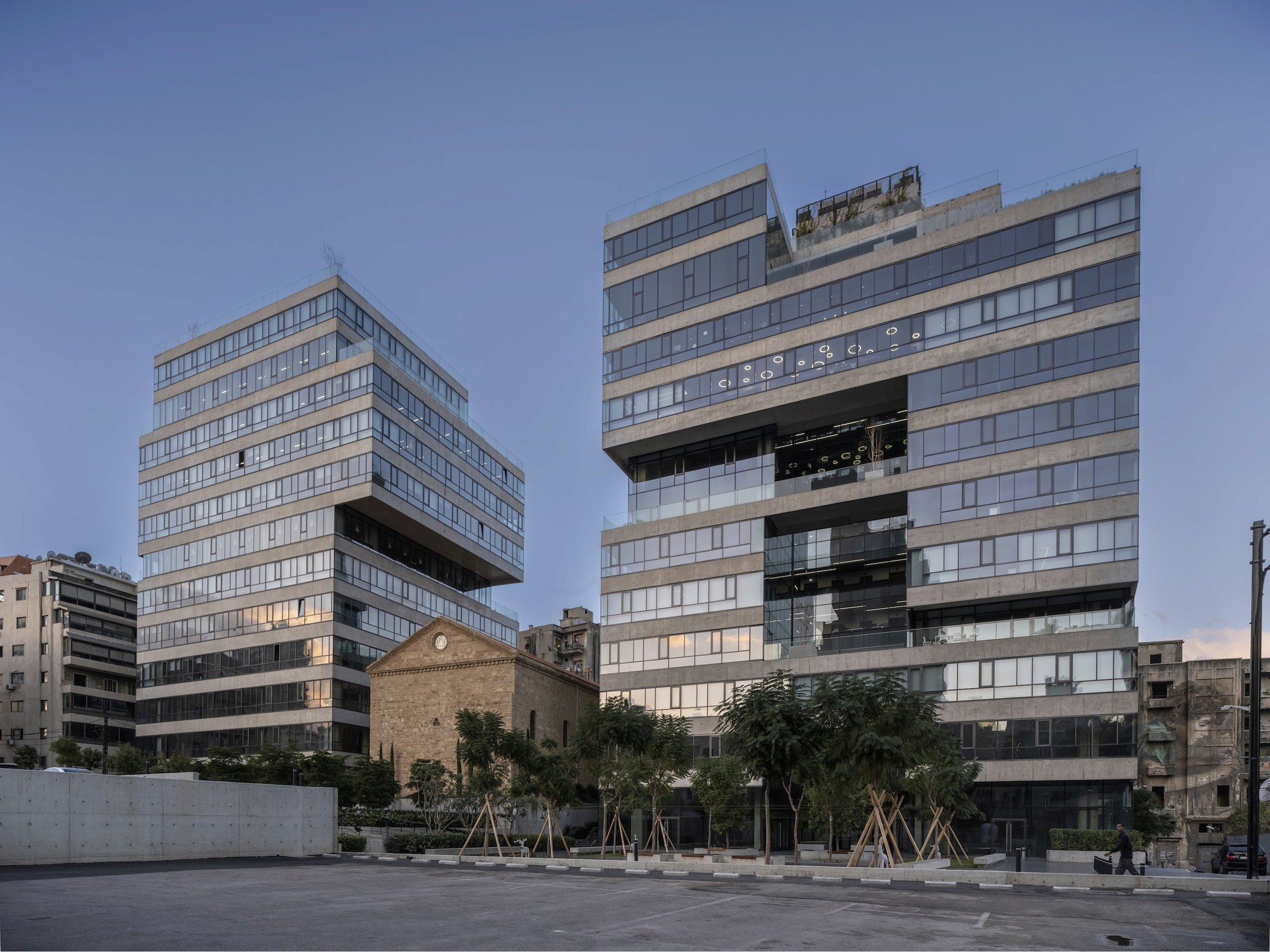 Frameless office glass partitions with acoustic sealing – corporate installation
