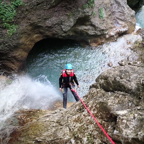 阿尔科黑河峡谷漂流门票