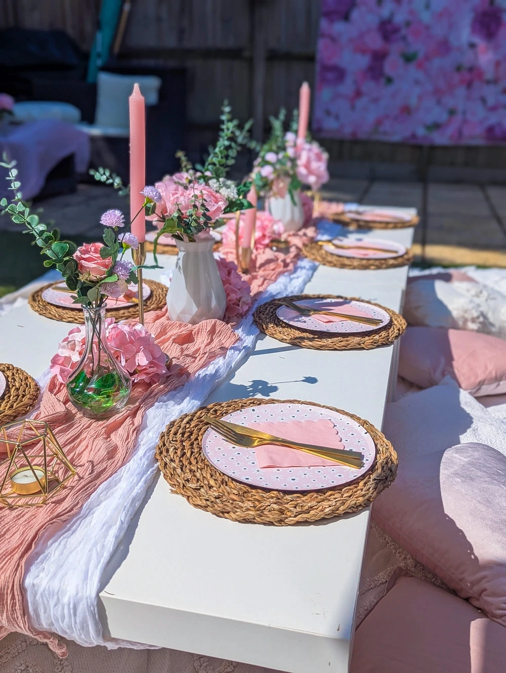 Elegant table setup with balloons for a kids’ party