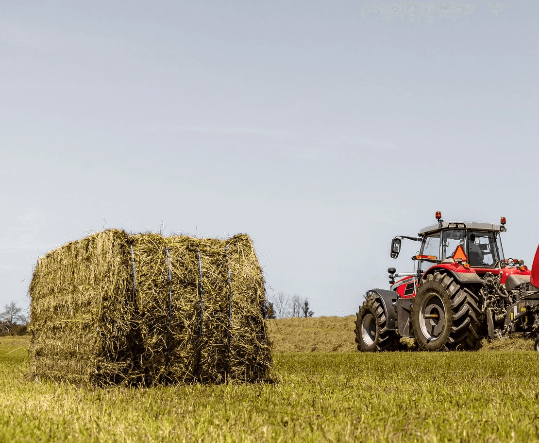 Trattore al lavoro su campo agricolo Cesena