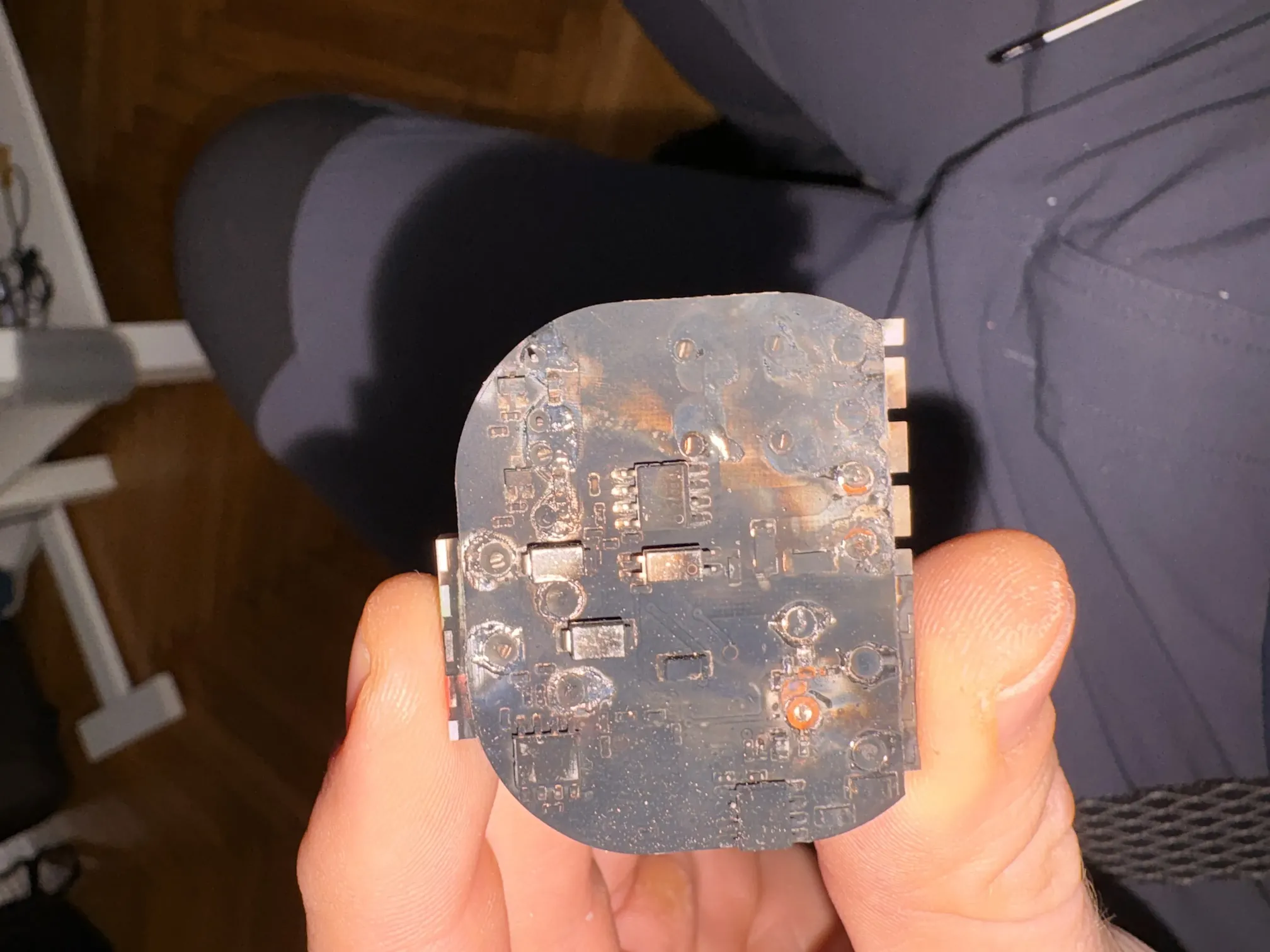 Kikorozott, tuzhetes Grenton okosotthon modul nyomtatott aramkori lapja kozelrol