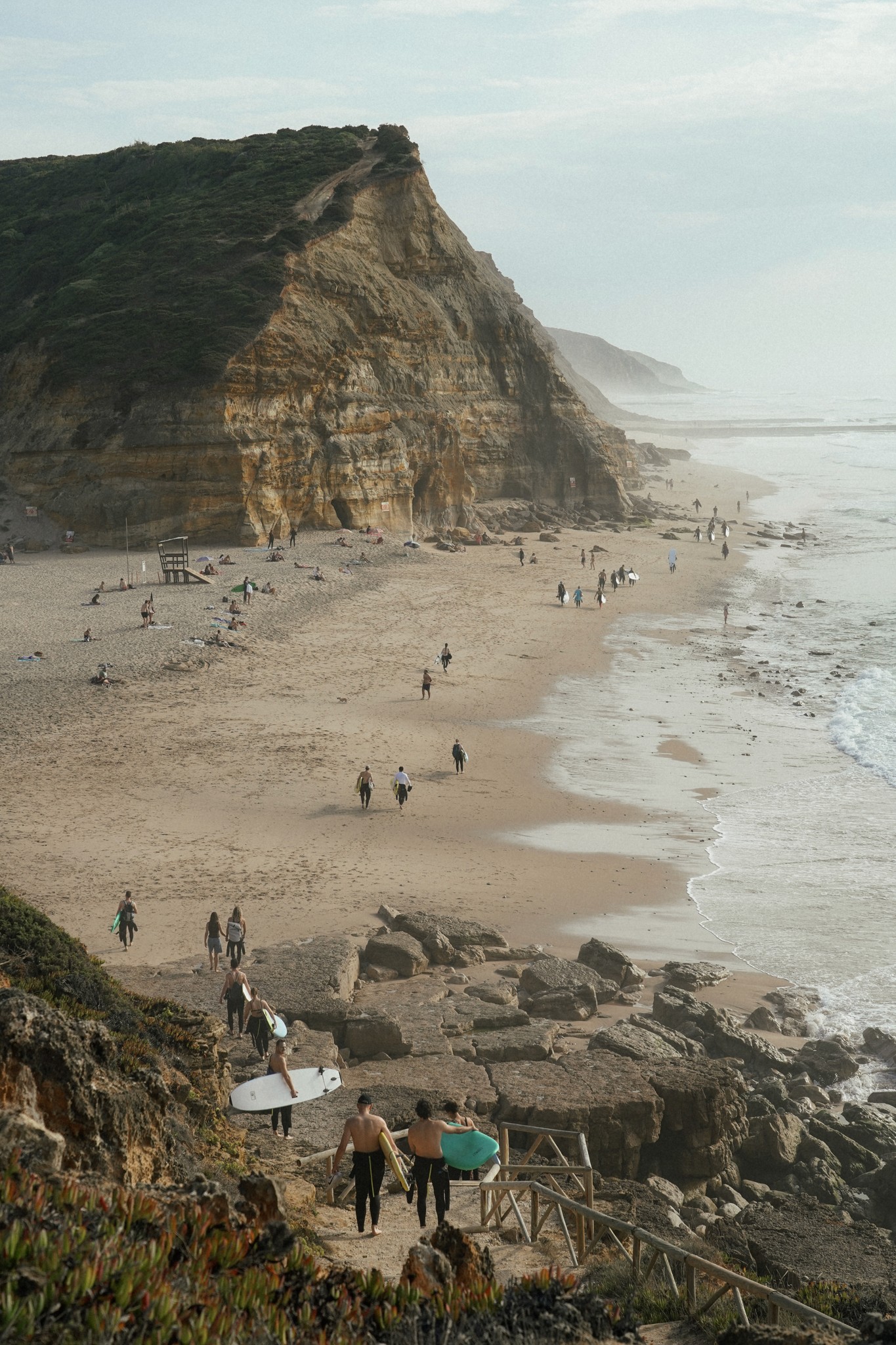 Playa con acantilado y rocas