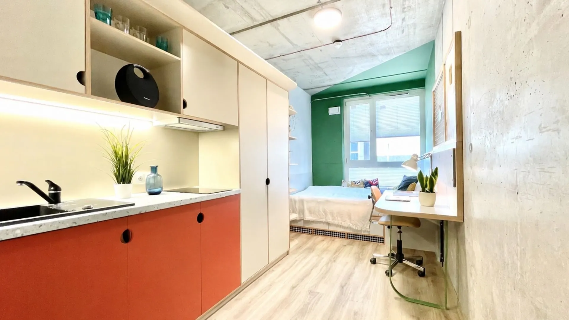 Private student studio with kitchenette, bed and study desk in Kraków