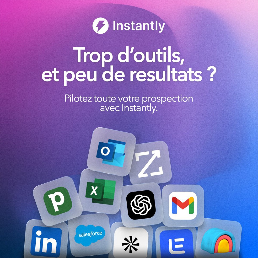 Nouveau logo élégant pour 'Villa Wassim Marrakech' créé par Nux-Studio dans le cadre d'un rebranding de luxe. Le logo présente un design minimaliste : une silhouette stylisée et fluide, évoquant l'élégance du cheval ou une calligraphie arabe subtile, affichée en couleur or pâle ou beige clair. Le nom 'VILLA WASSIM' est écrit en majuscules avec une police Serif classique et raffinée, surmontant 'Marrakech' en police plus fine. Le fond est un noir profond ou bleu nuit. Ce visuel illustre le travail de direction artistique et de branding de luxe pour le secteur de l'hôtellerie haut de gamme.