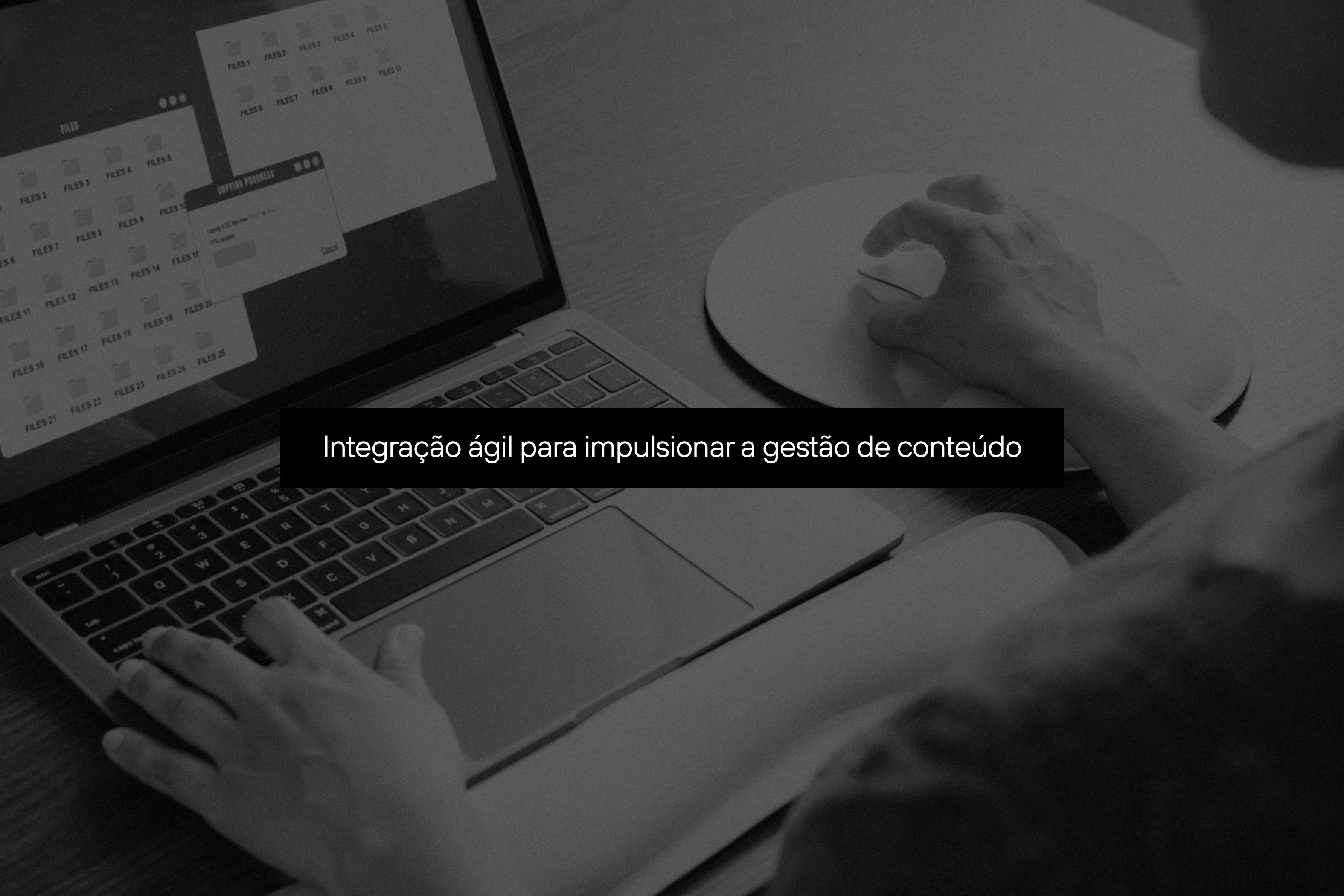mãos mexendo em um laptop. texto: integração ágil para impulsionar a gestão de conteúdo