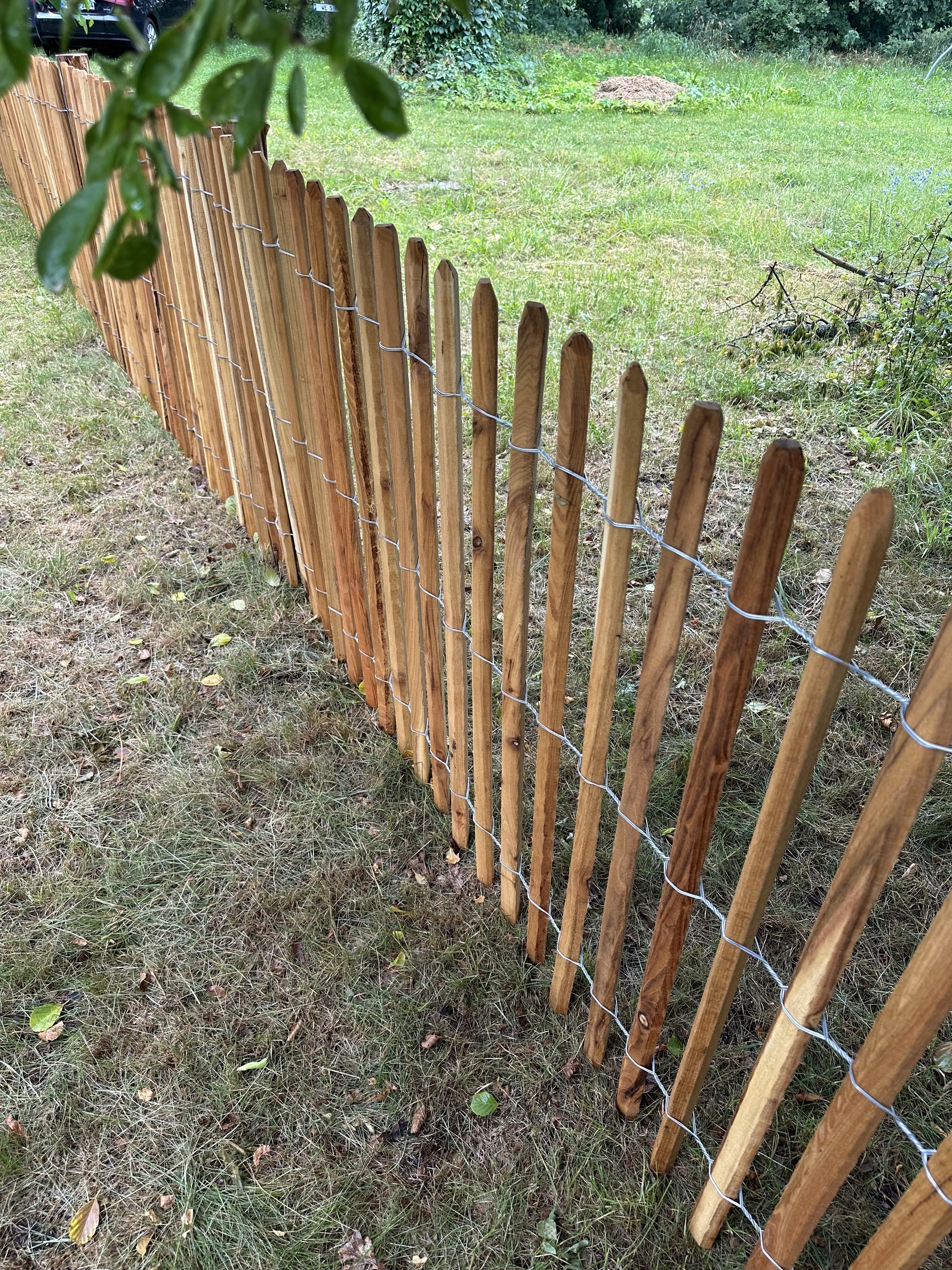 Zaun aus Robinienholz