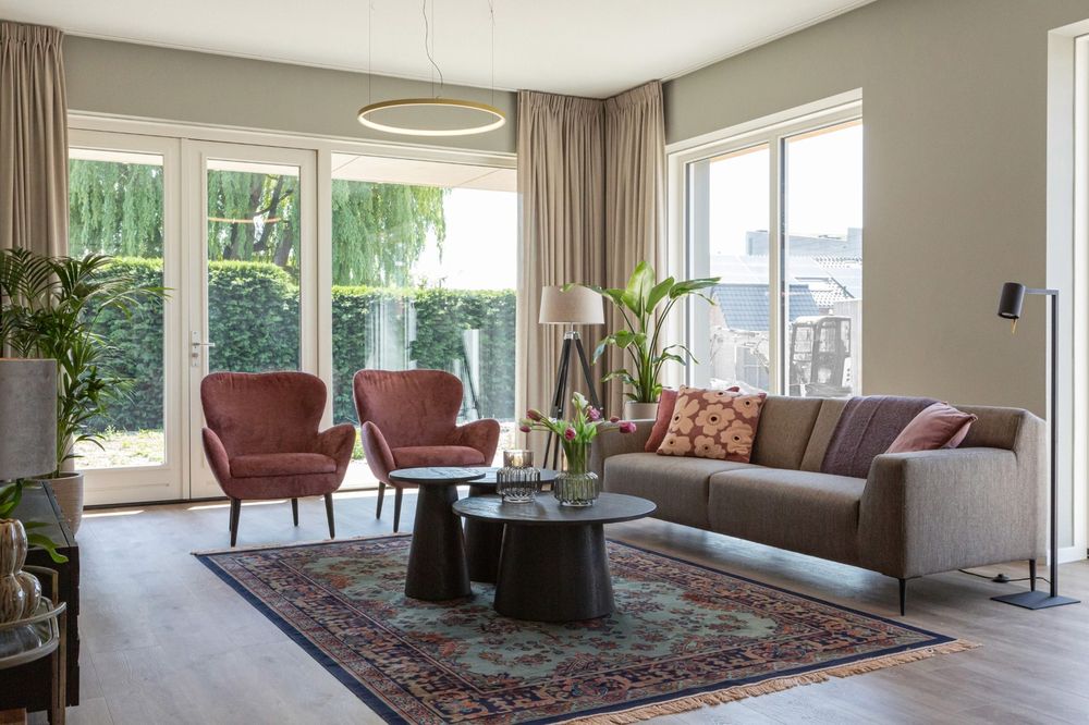 zithoek ouderenzorg met roze stoelen en vintage vloerkleed