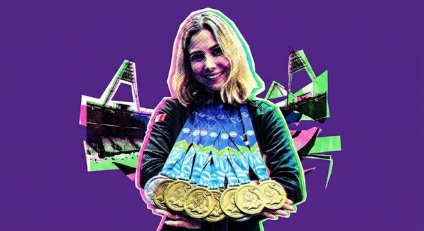 Blajaith Aguilar entrenadora del equipo de gimnasia posa con unas medallas.