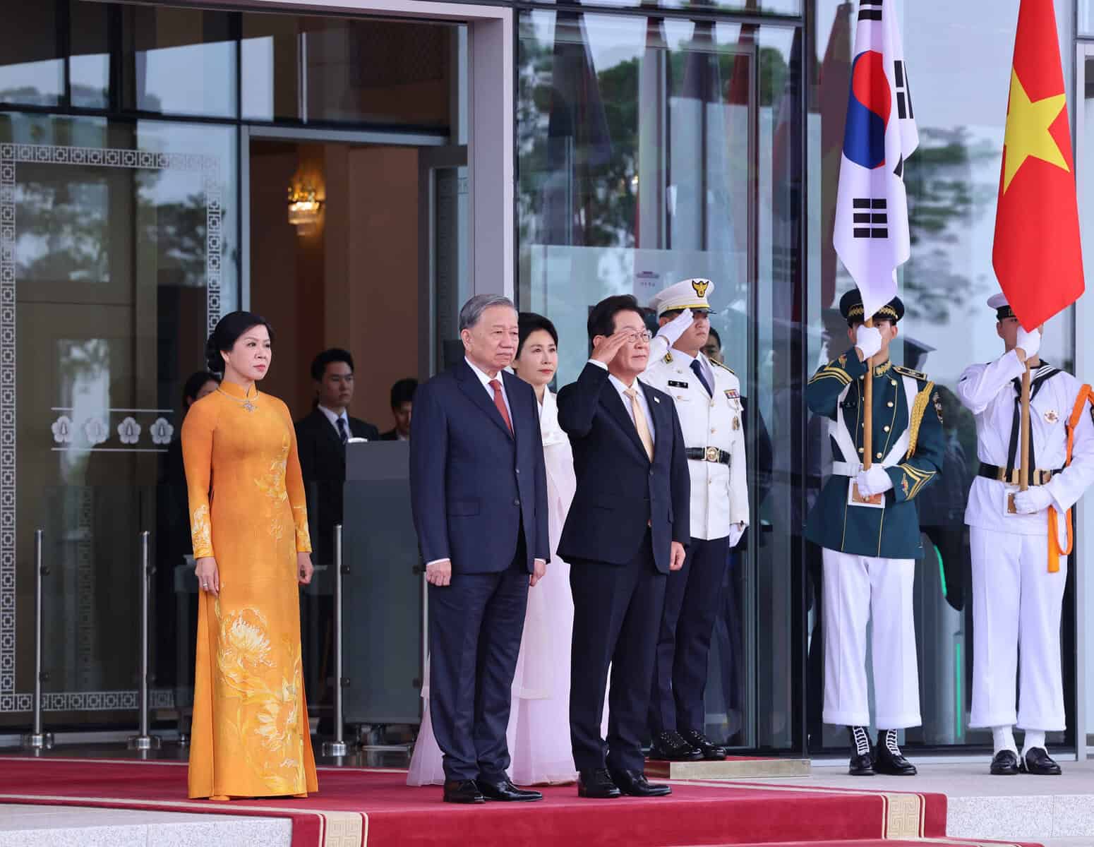 Tổng thống Hàn Quốc Lee Jae Myung và Phu nhân cùng Tổng Bí thư Tô Lâm và Phu nhân tại vị trí danh dự, nghe quân nhạc cử Quốc thiều hai nước trong chuyến thăm lịch sử quan hệ Việt Nam Hàn Quốc.