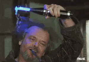 GIF d'un homme qui tient de l'électricité dans ses mains pour illustrer un guide sur comment bien choisir sa prise adaptateur en voyage.