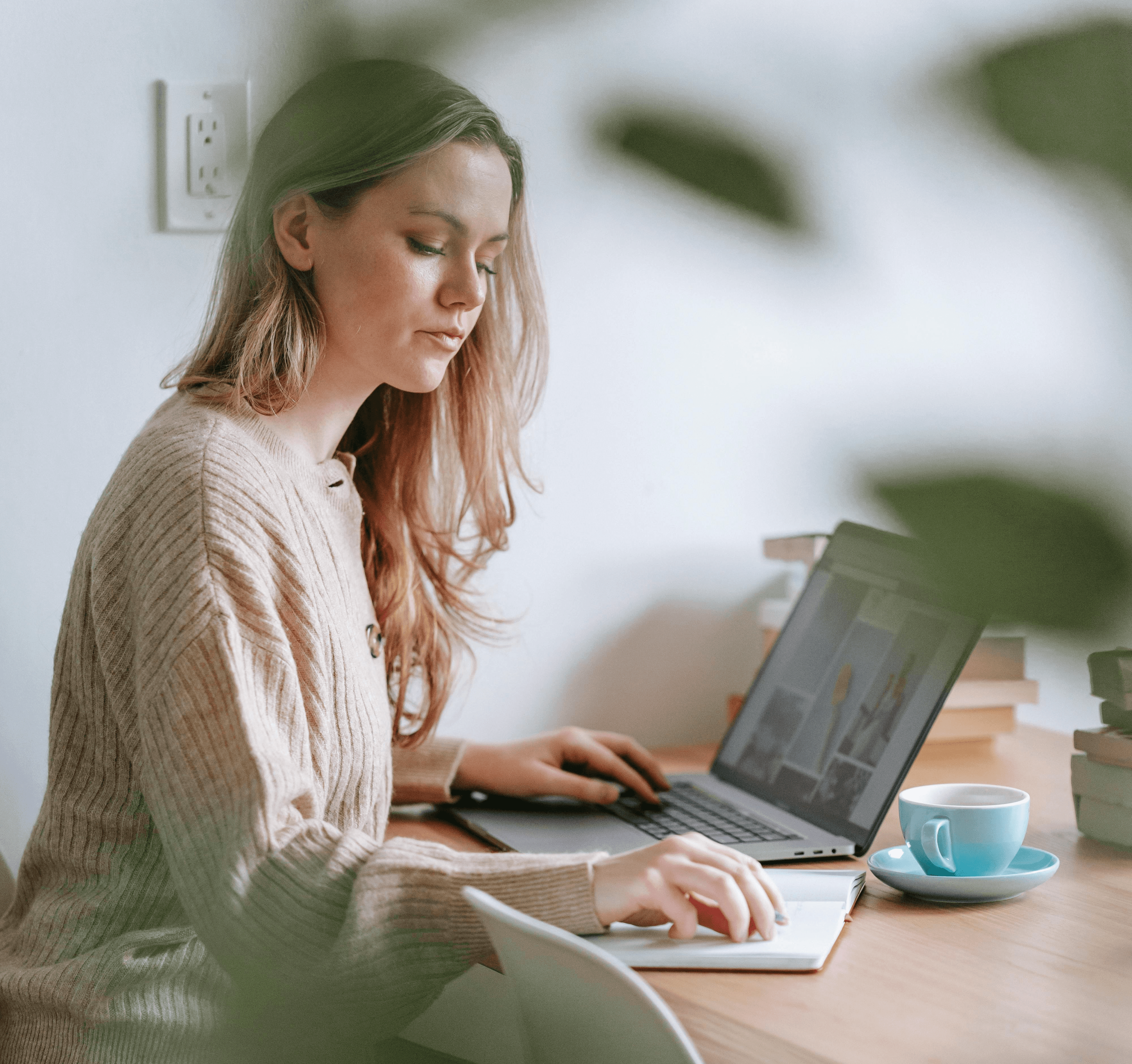 Donna concentrata al computer in ambiente professionale, simbolo di formazione continua e sviluppo delle competenze digitali.