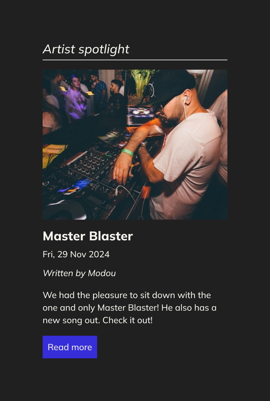 Website card component with white text on a grey bacjground. Showing category name, image of an DJ, headline, publication date, author name, short text and a call-to-action-button.