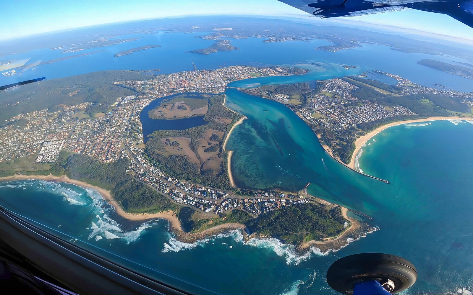 Vista aerea della costa e dei corsi d'acqua di Newcastle durante un lancio in tandem con il paracadute in Australia.