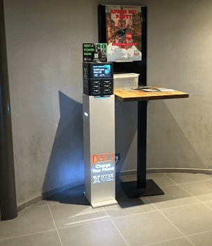 Foto van een Compact+ Powerbank hub in een restaurant