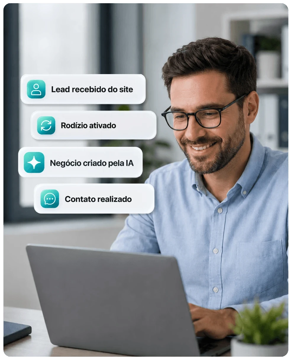 Corretor sorrindo usando notebook em ambiente de trabalho