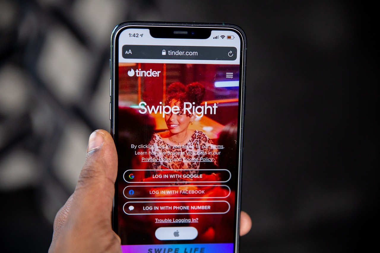 tinder on iphone