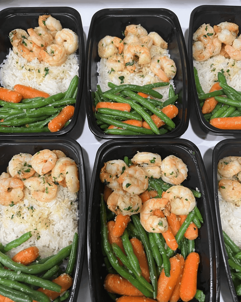Camarones al ajillo con arroz blanco y vegetales (zanahoria baby y ejotes).