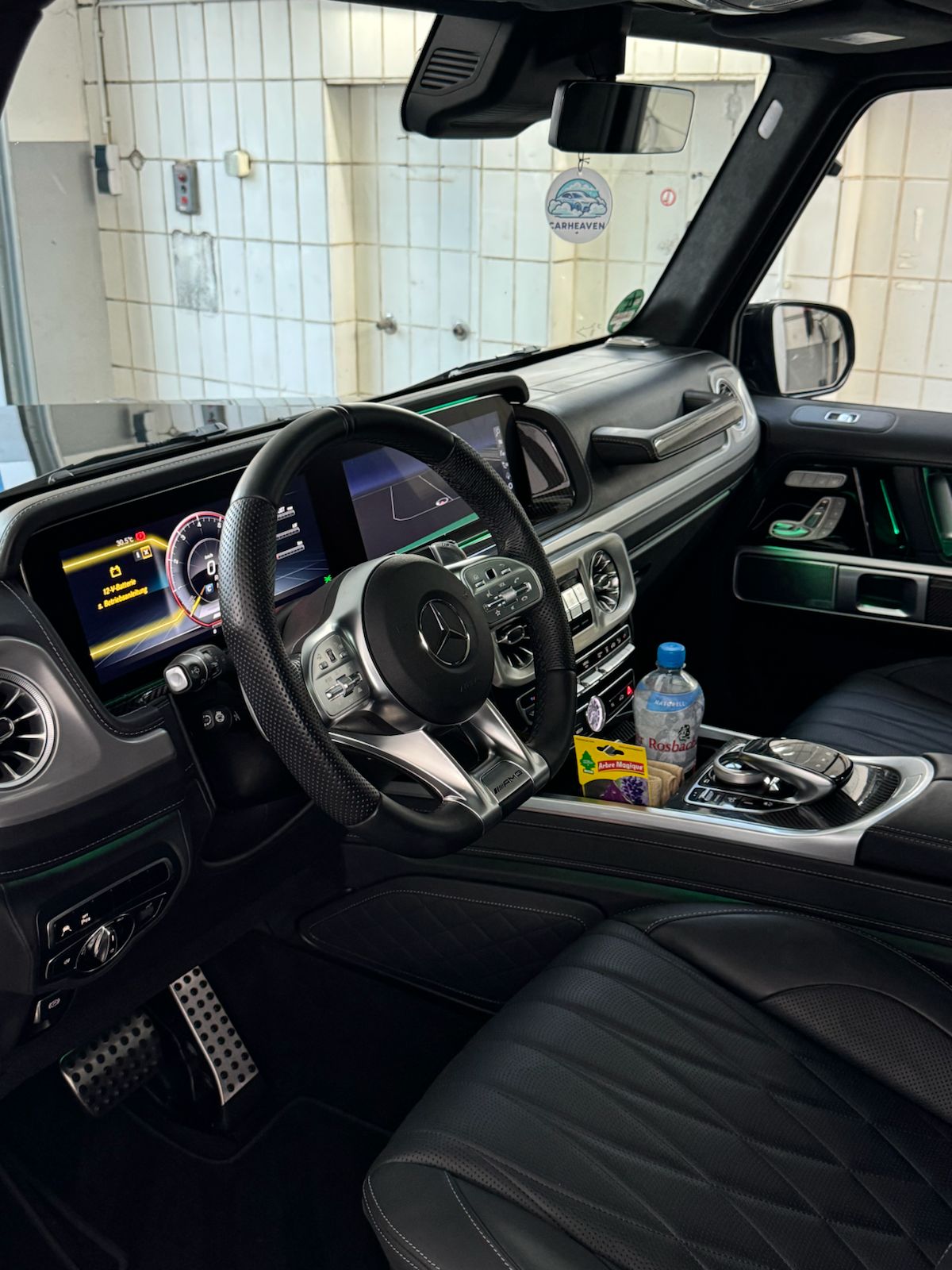 Polster und Lederpflege schwarzer Leder Interieur von Mercedes G63 AMG nach einer Innenreinigung von CarHeaven Autoaufbereitung in Frankfurt am Main