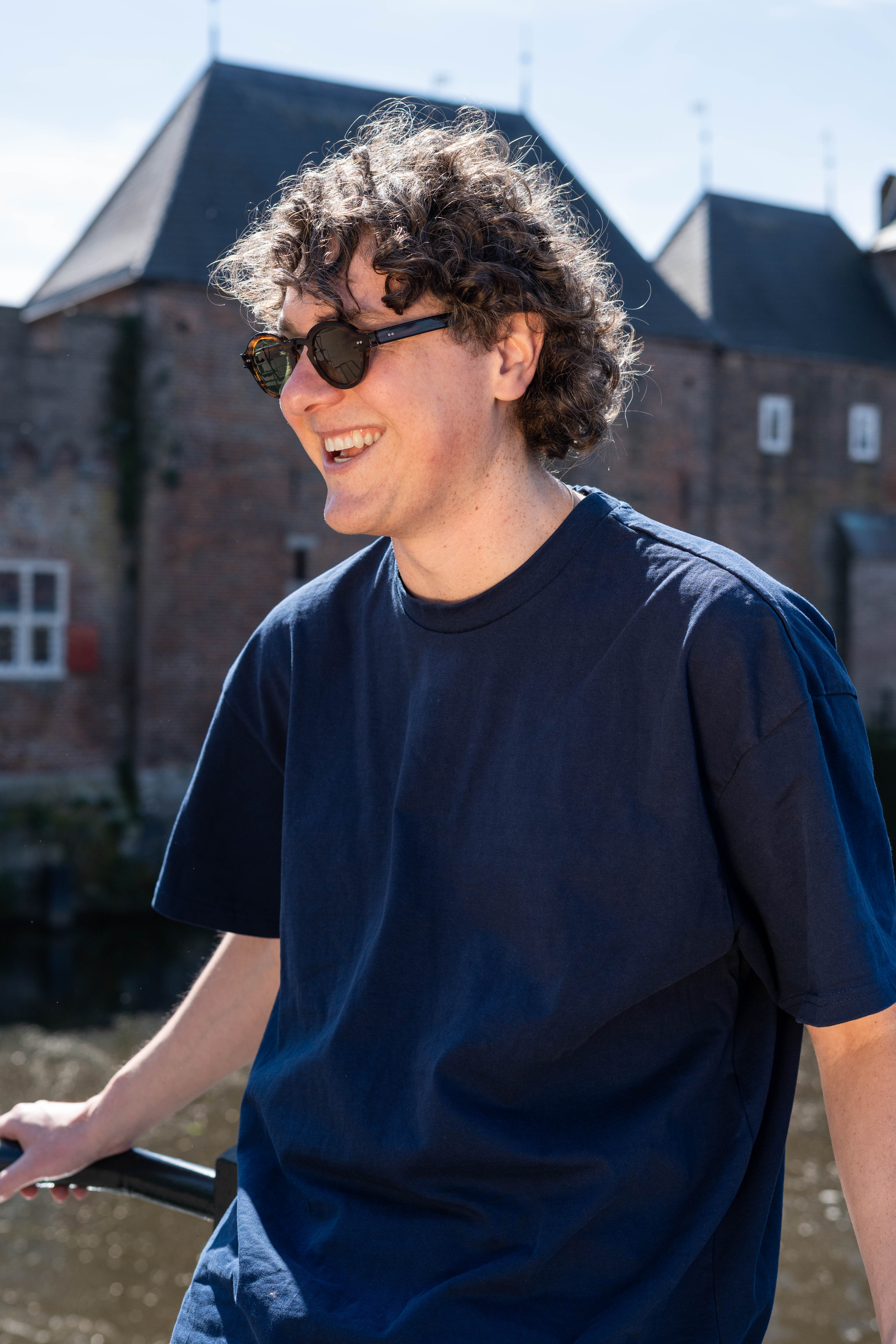 lachende man met talla eyewear bril in het centrum van Amersfoort 