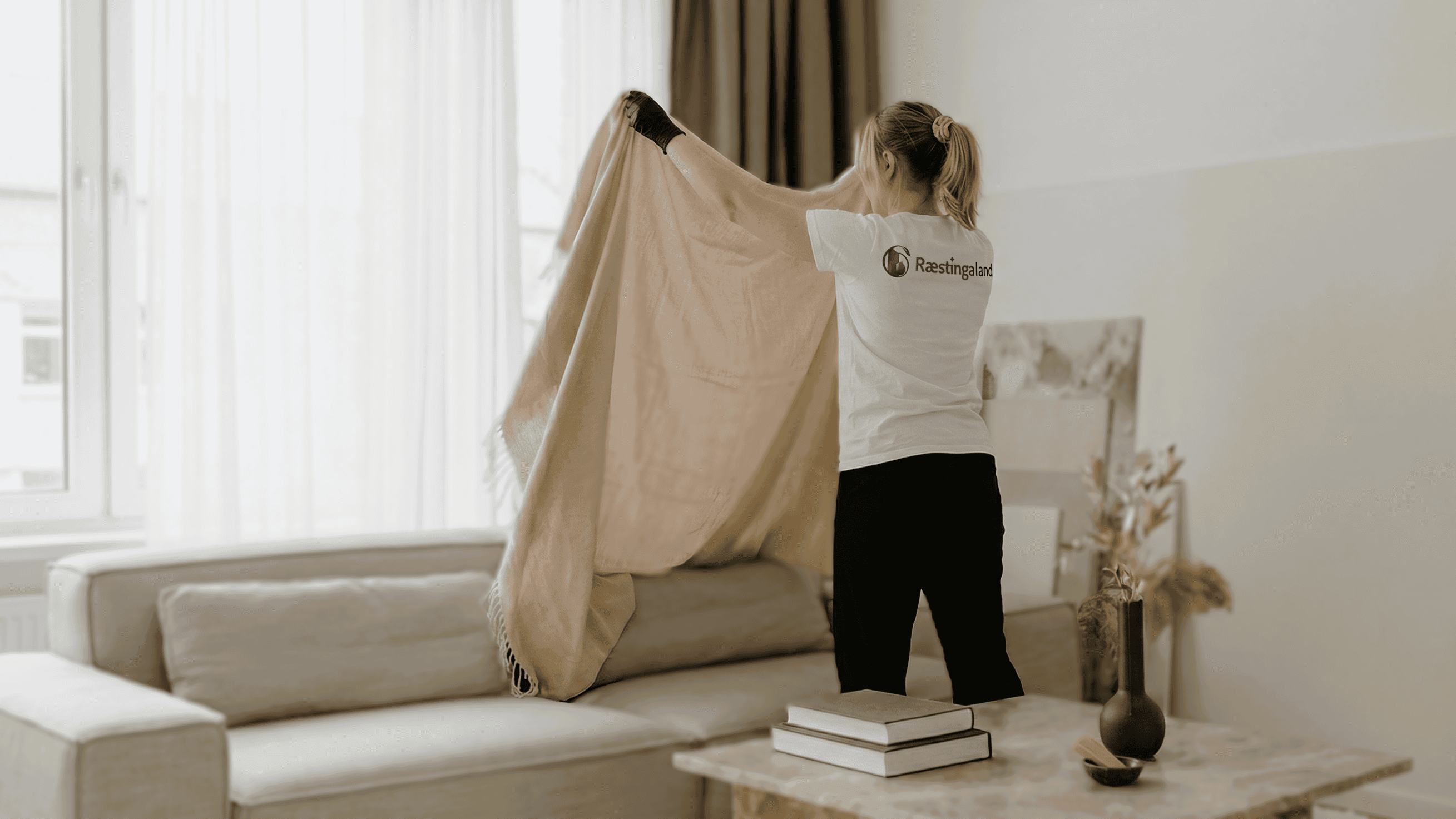 Starfsmaður að búa um rúm og frágangur í svefnherbergi.