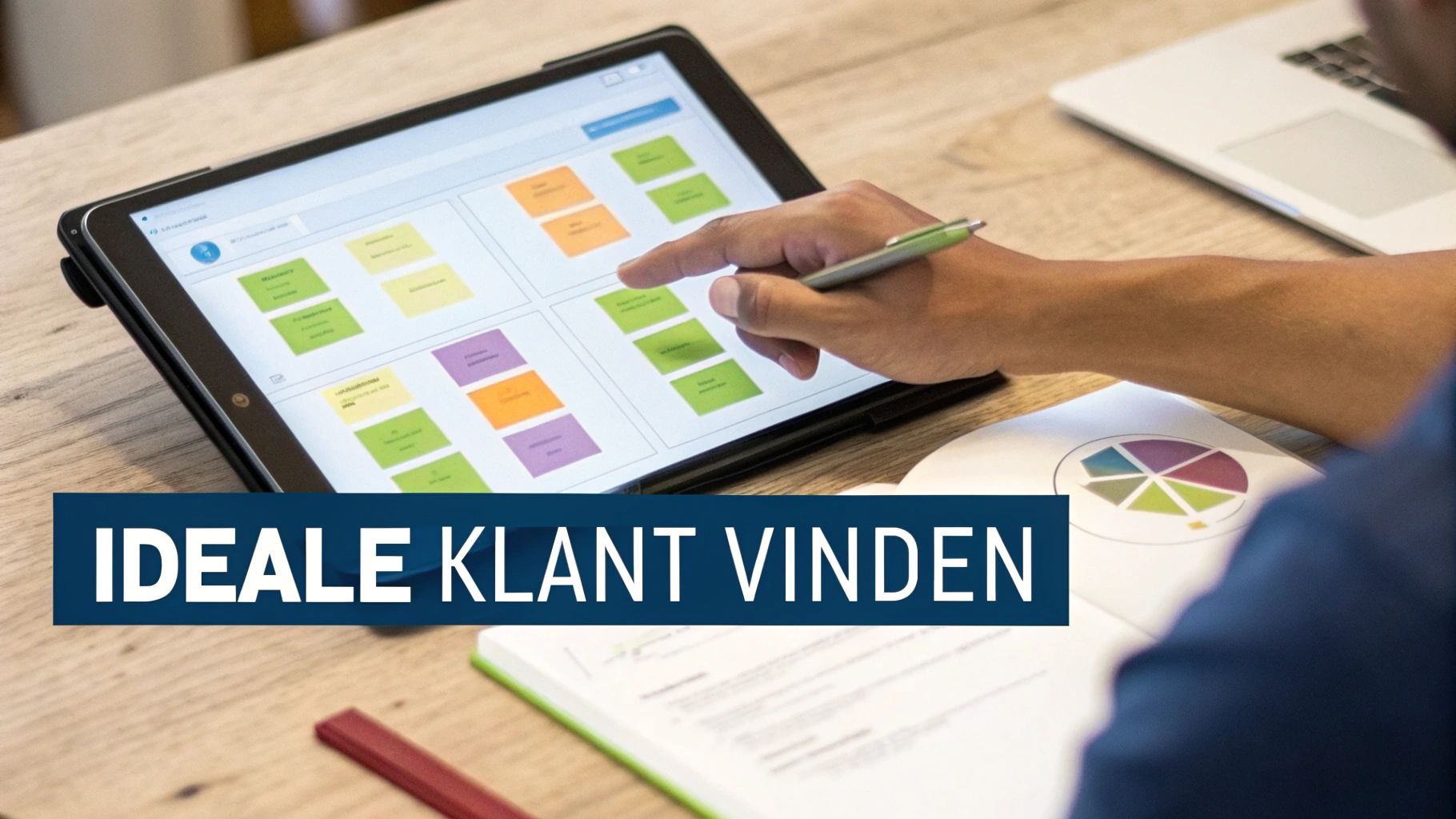 Persoon gebruikt stylus op tablet met kleurrijke digitale planning board voor klantenstrategie en projectmanagement