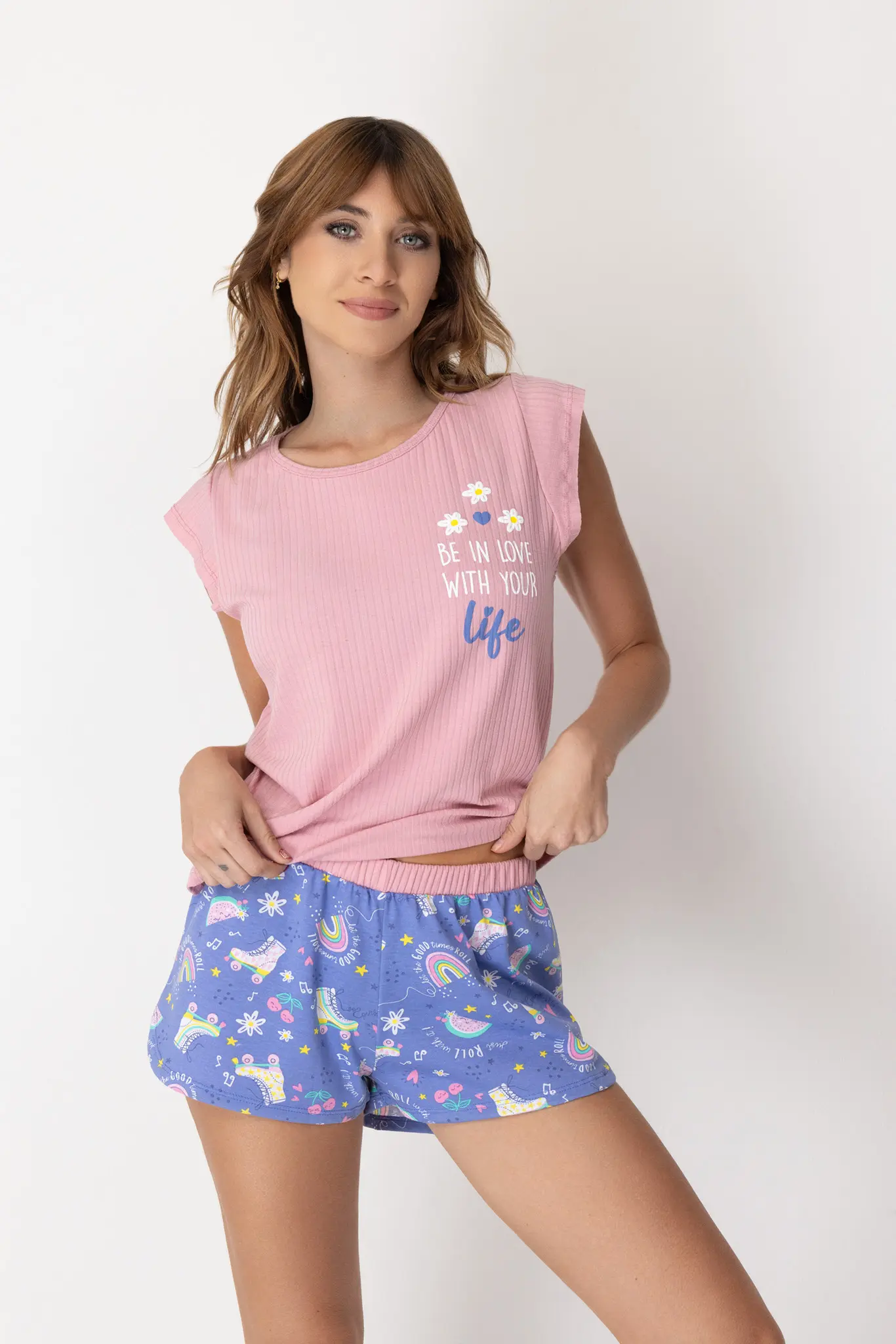 Mujer con pijama so- pink