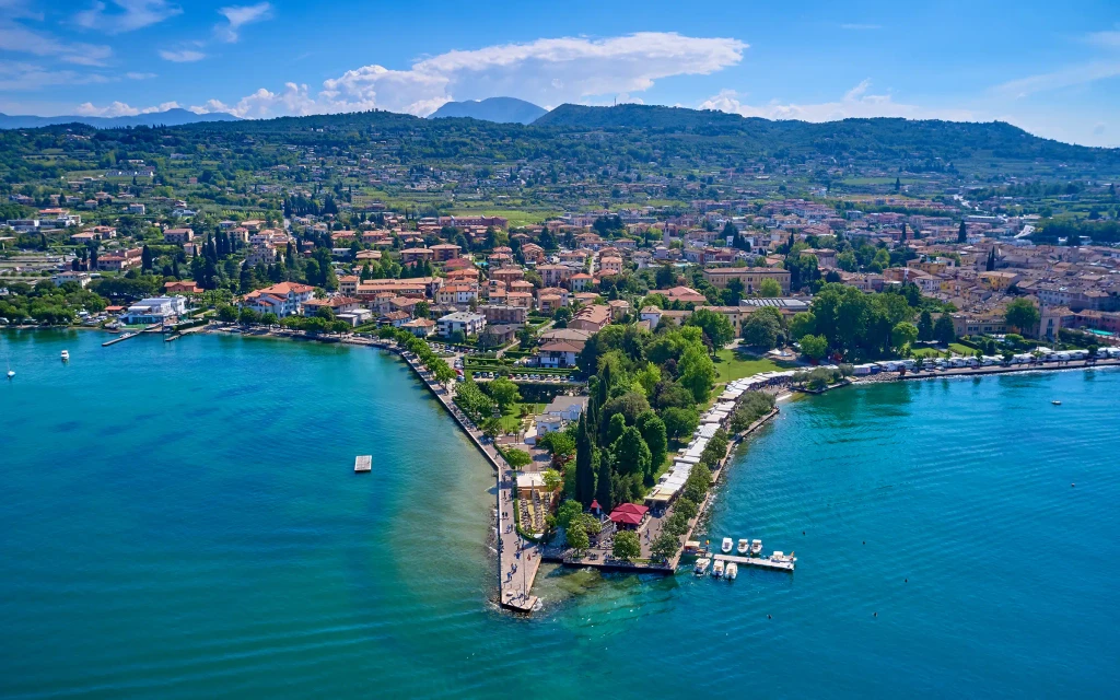 Bardolino, en av de mange fine byene rundt Gardasjøen, Italia | Expa Travel