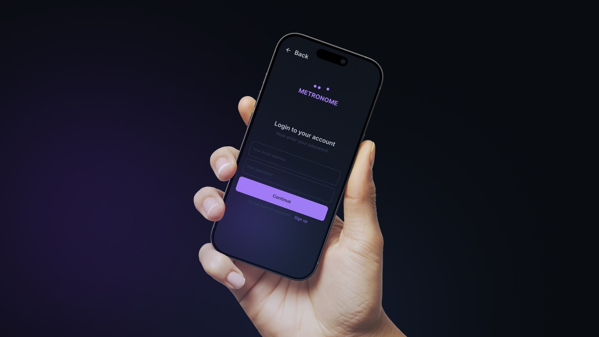 Telefon v ruce zobrazující aplikaci MTRNM