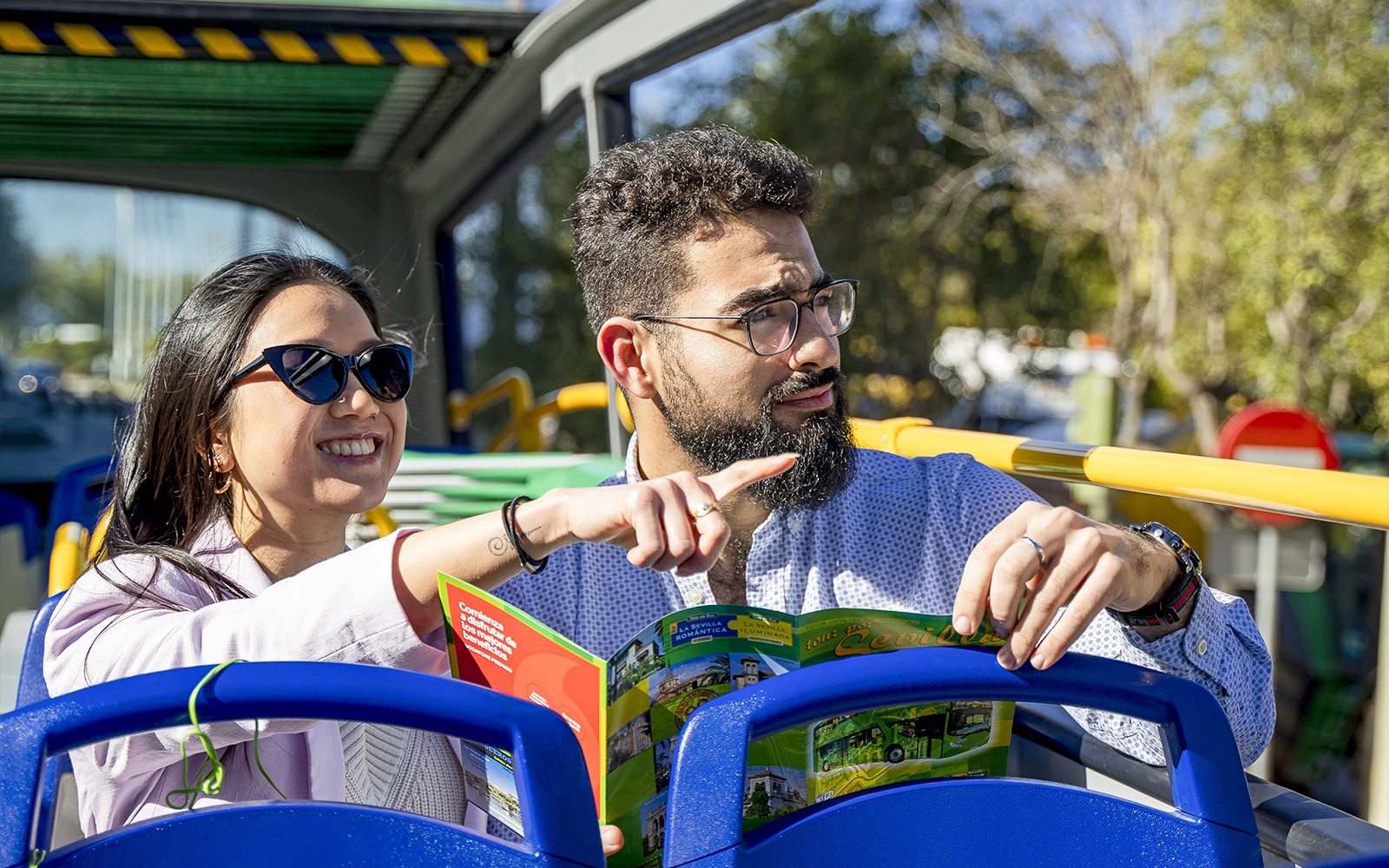 Vista panorámica de la ciudad de Sevilla desde el tour en autobús turístico de Sevirama, con arquitectura histórica y calles vibrantes.