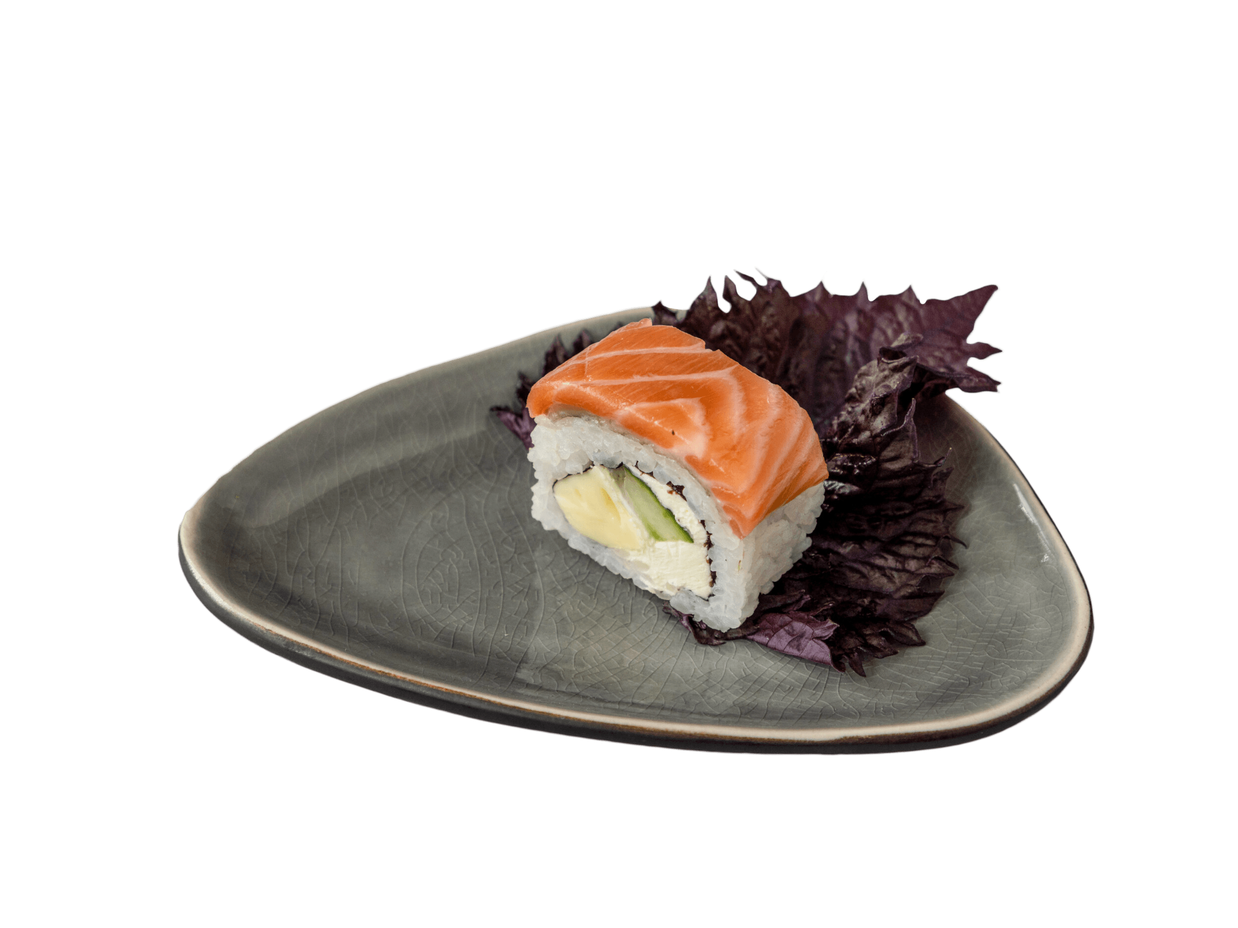 een stuk Zalm Kaas Roll sushi op een grijs keramisch bord met paarse shisoblaadjes, gevuld met zalm, roomkaas en avocado