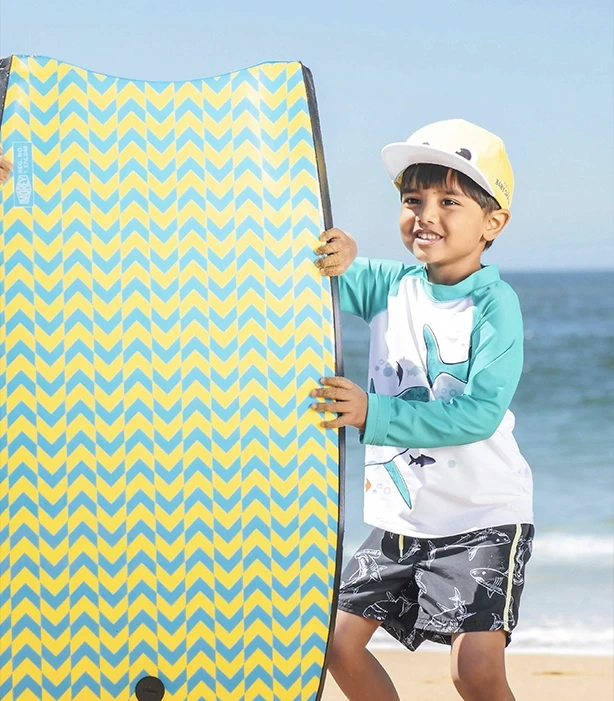 Enfant avec bodyboard