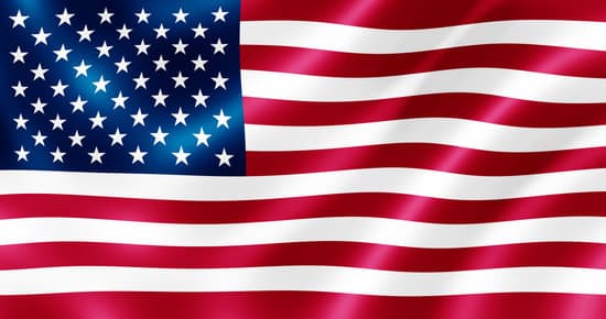 Illustration zum EU-US Data Privacy Framework: USA-Flagge in Landesform vor digitalem Binärcode-Hintergrund, symbolisiert neue Regelungen zum transatlantischen Datentransfer.